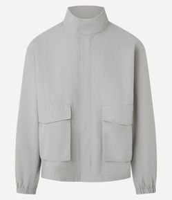 Jaqueta em Poliamida com Gola Alta e Bolso Utilitário