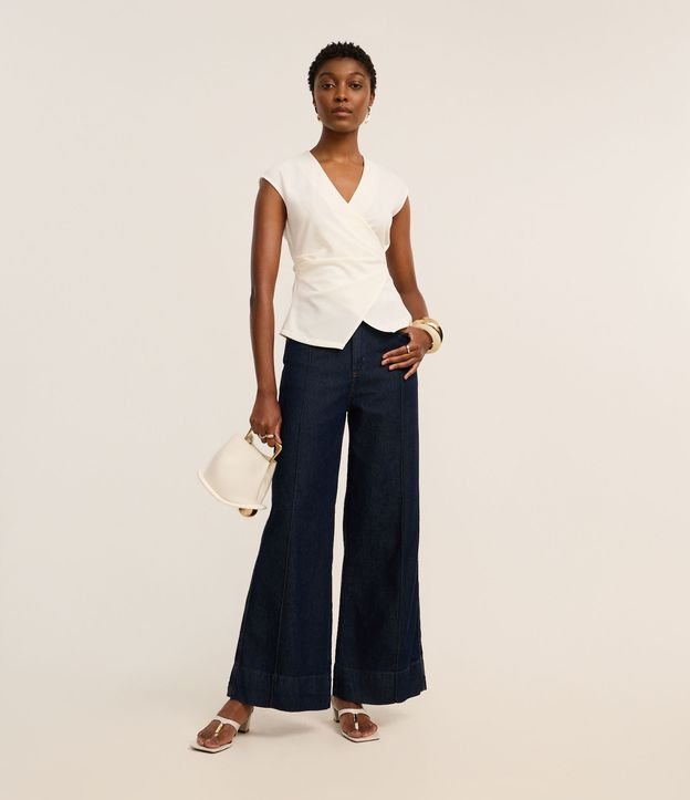 Calça Pantalona em Jeans com Friso Frontal