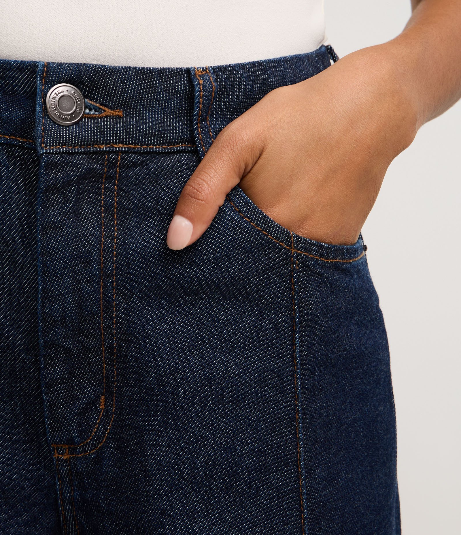 Calça Pantalona em Jeans com Friso Frontal Azul Escuro 4