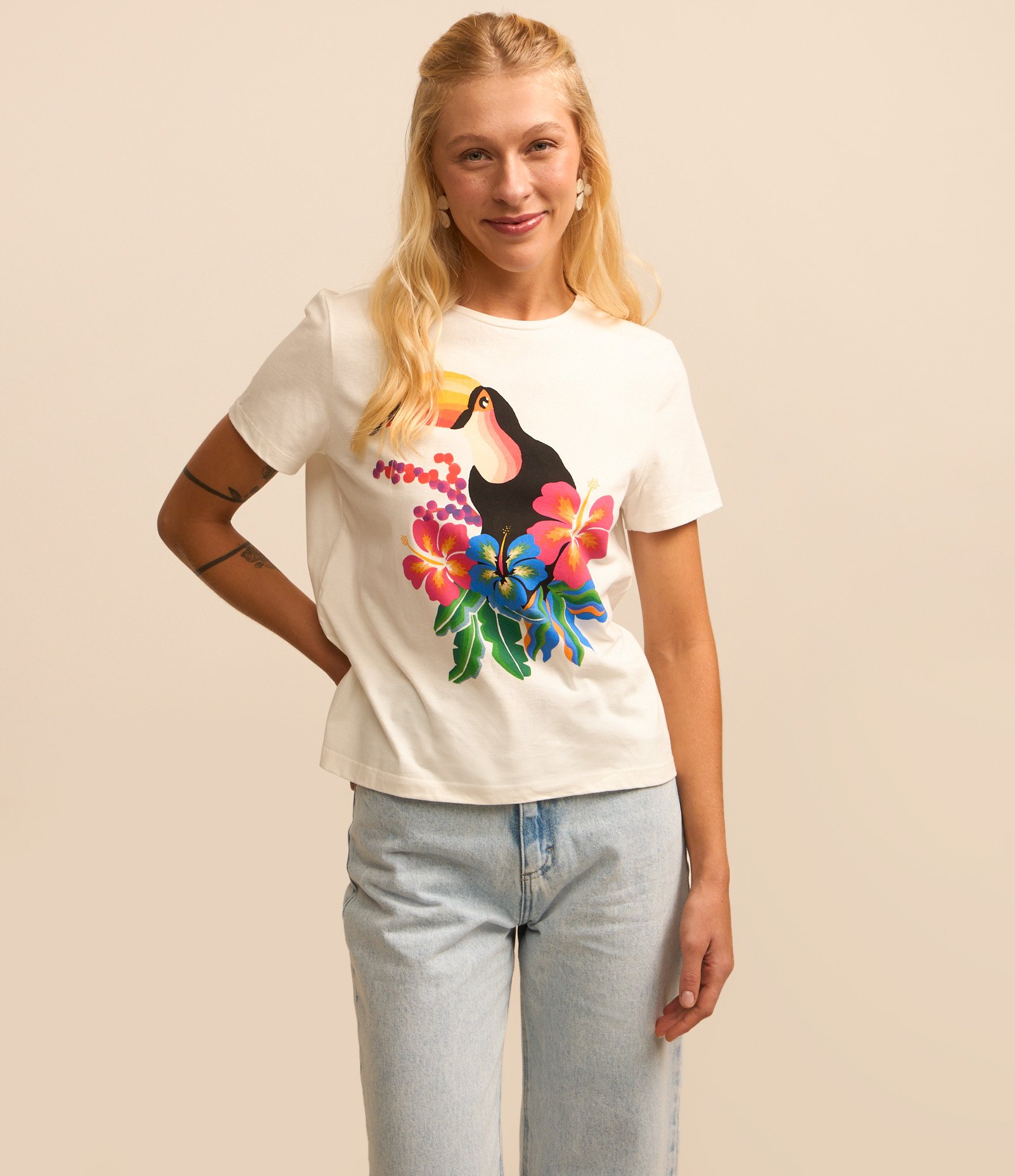 Blusa T-shirt em Algodão e Estampa Tucano com Hibiscos Branco 1