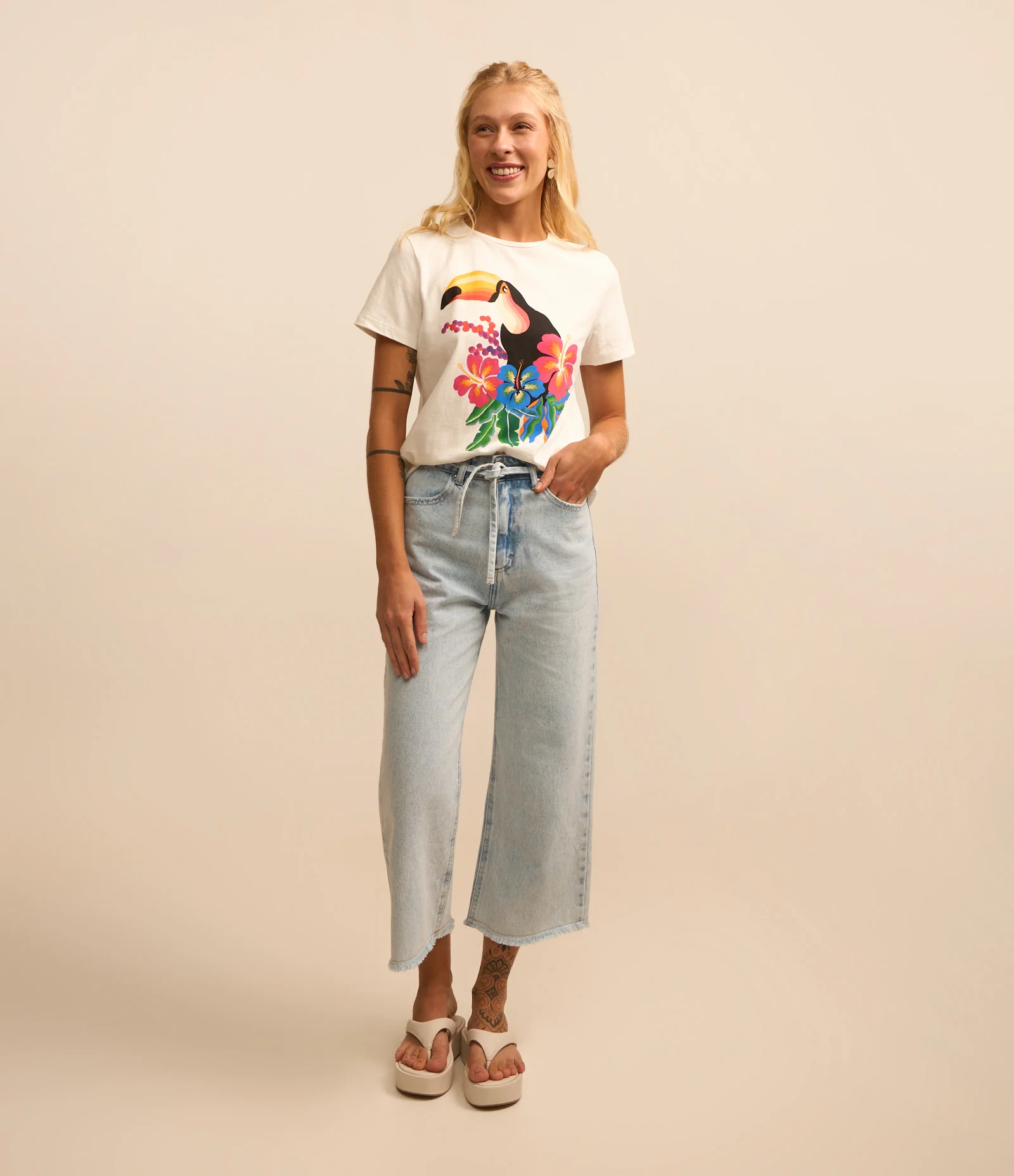 Blusa T-shirt em Algodão e Estampa Tucano com Hibiscos Branco 2