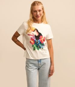 Blusa T-shirt em Algodão e Estampa Tucano com Hibiscos