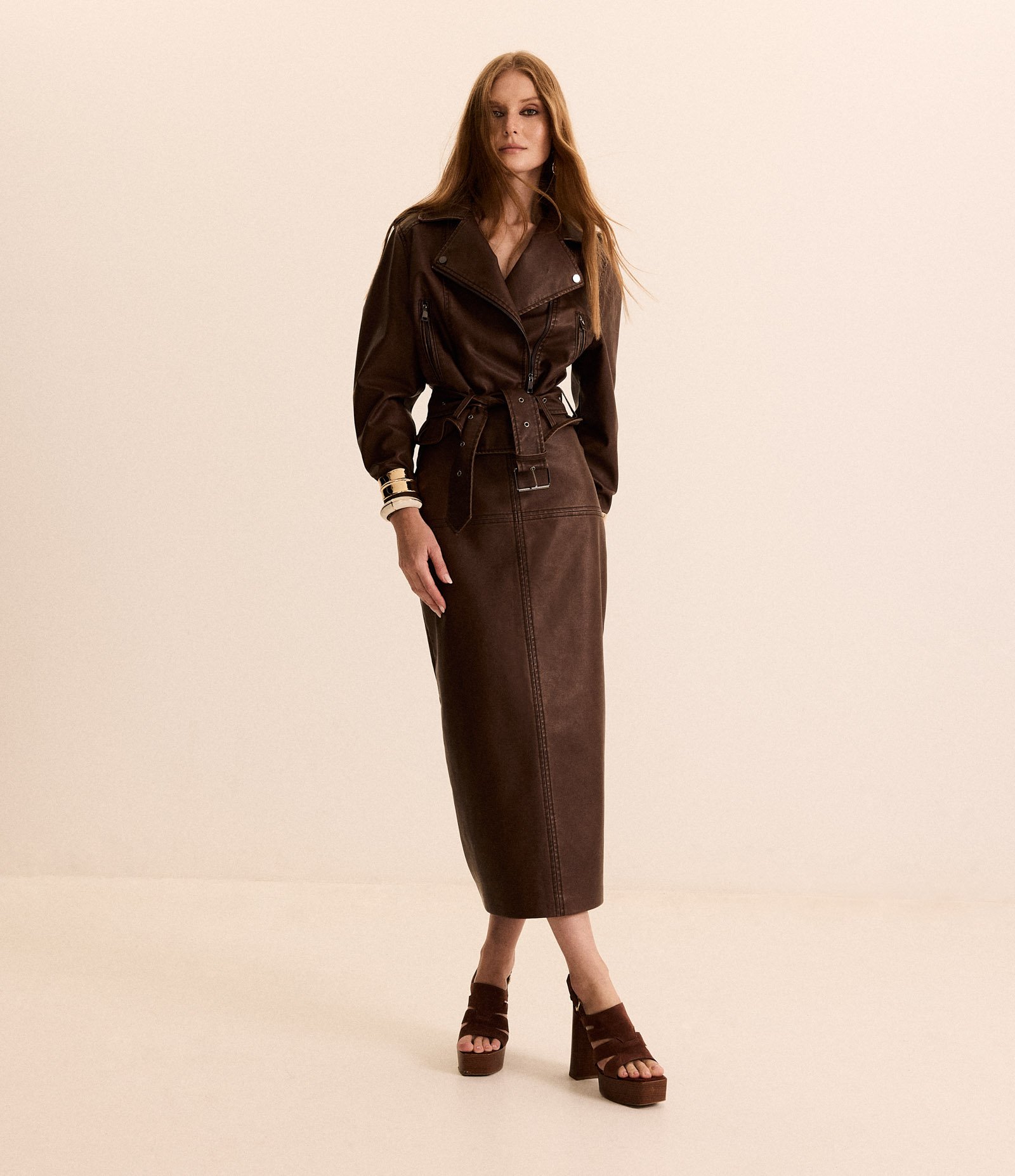 Saia Lápis Midi em PU com Zíper Frontal Marrom 1