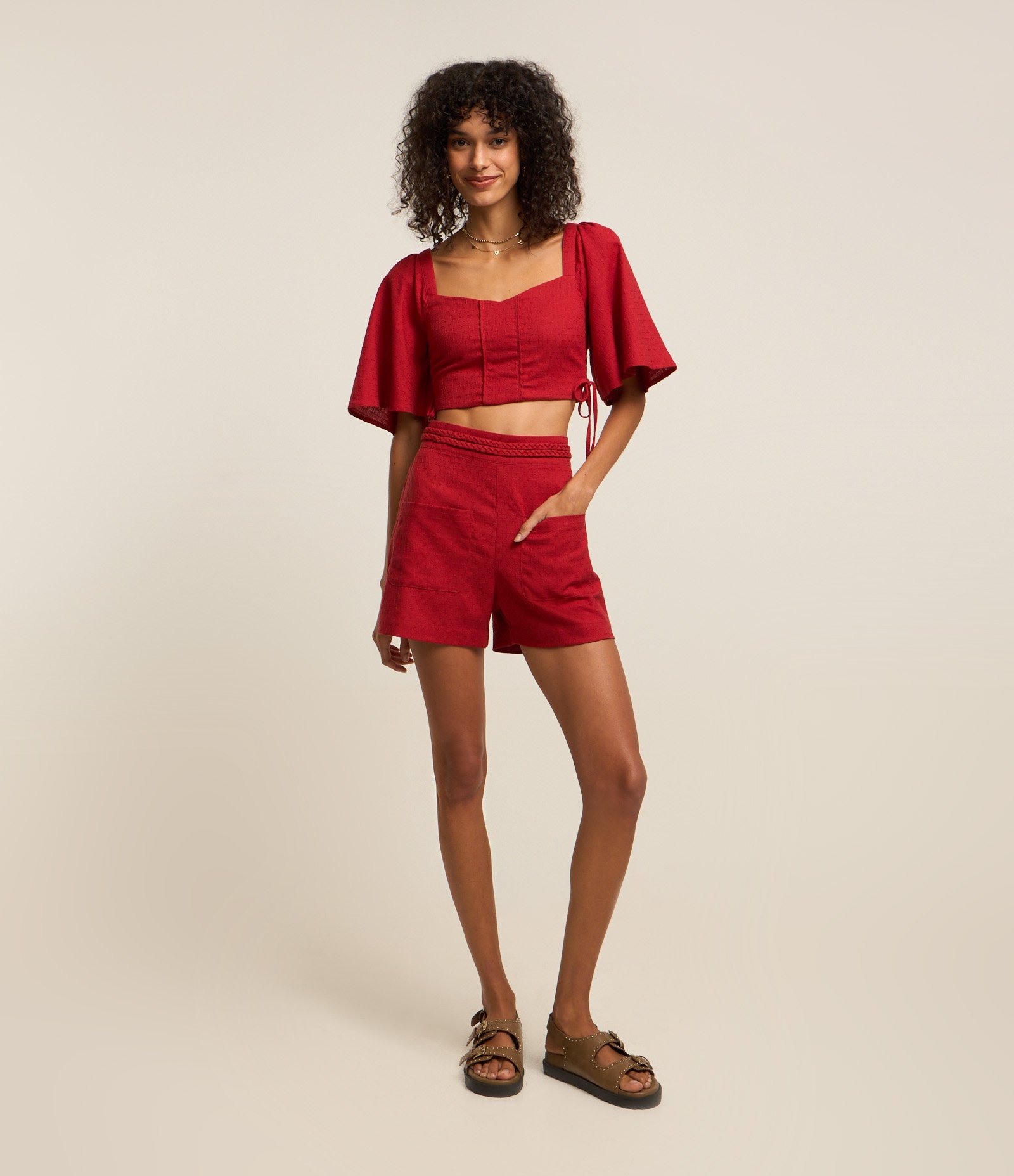 Short Curto com Textura Maquinetada com Bolsos e Cós Trançado Vermelho 1