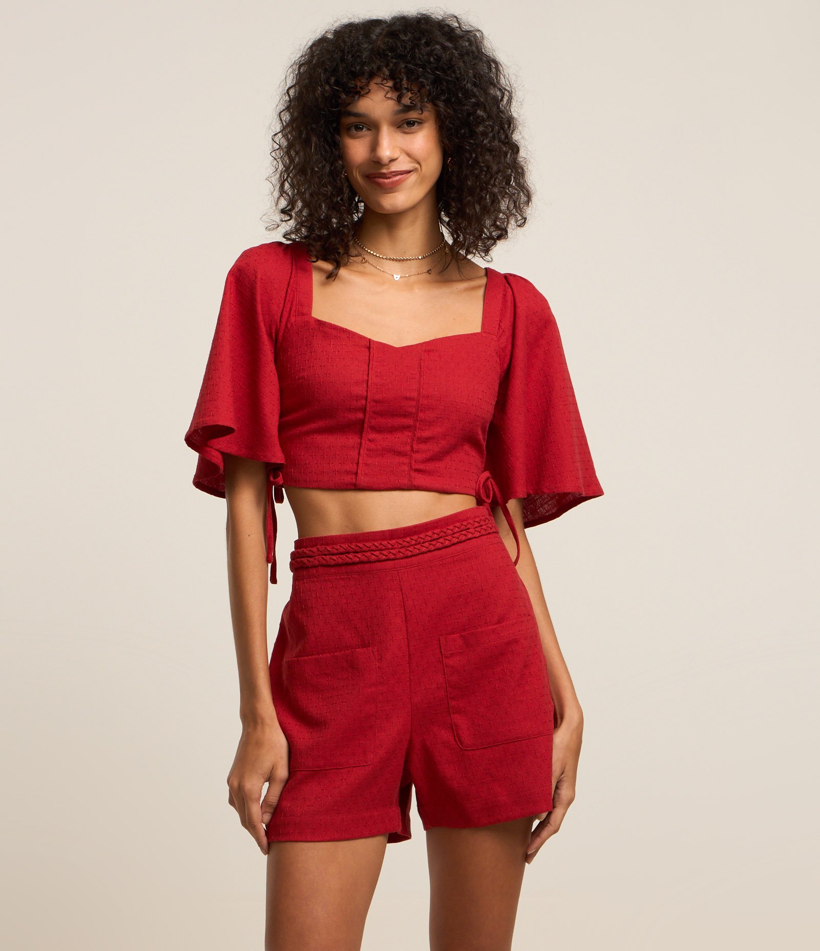 Short Curto com Textura Maquinetada com Bolsos e Cós Trançado Vermelho 2