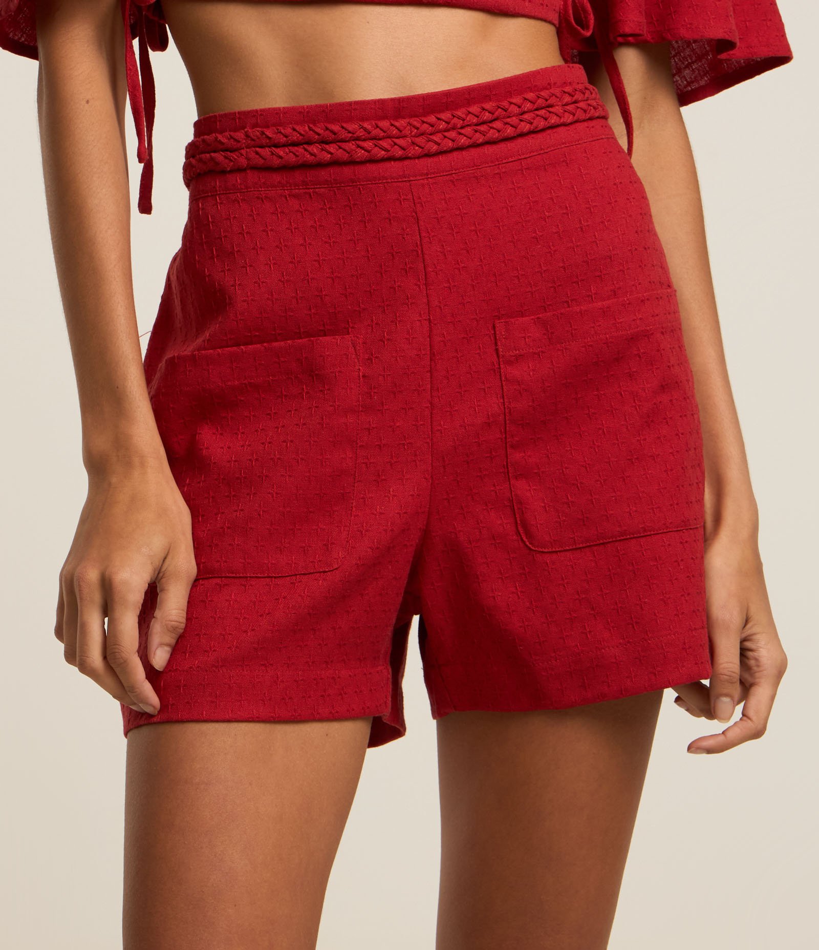 Short Curto com Textura Maquinetada com Bolsos e Cós Trançado Vermelho 3