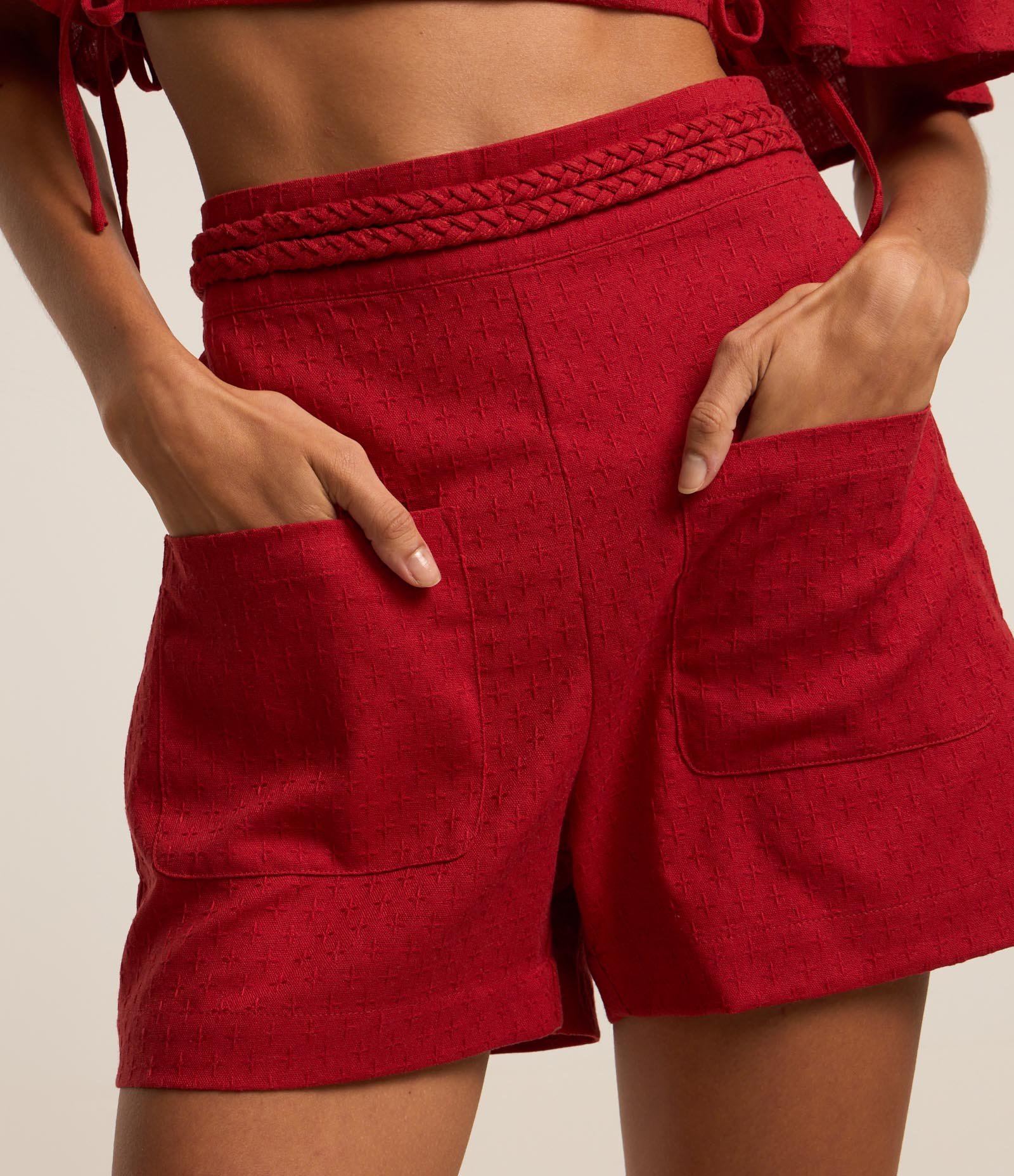 Short Curto com Textura Maquinetada com Bolsos e Cós Trançado Vermelho 4