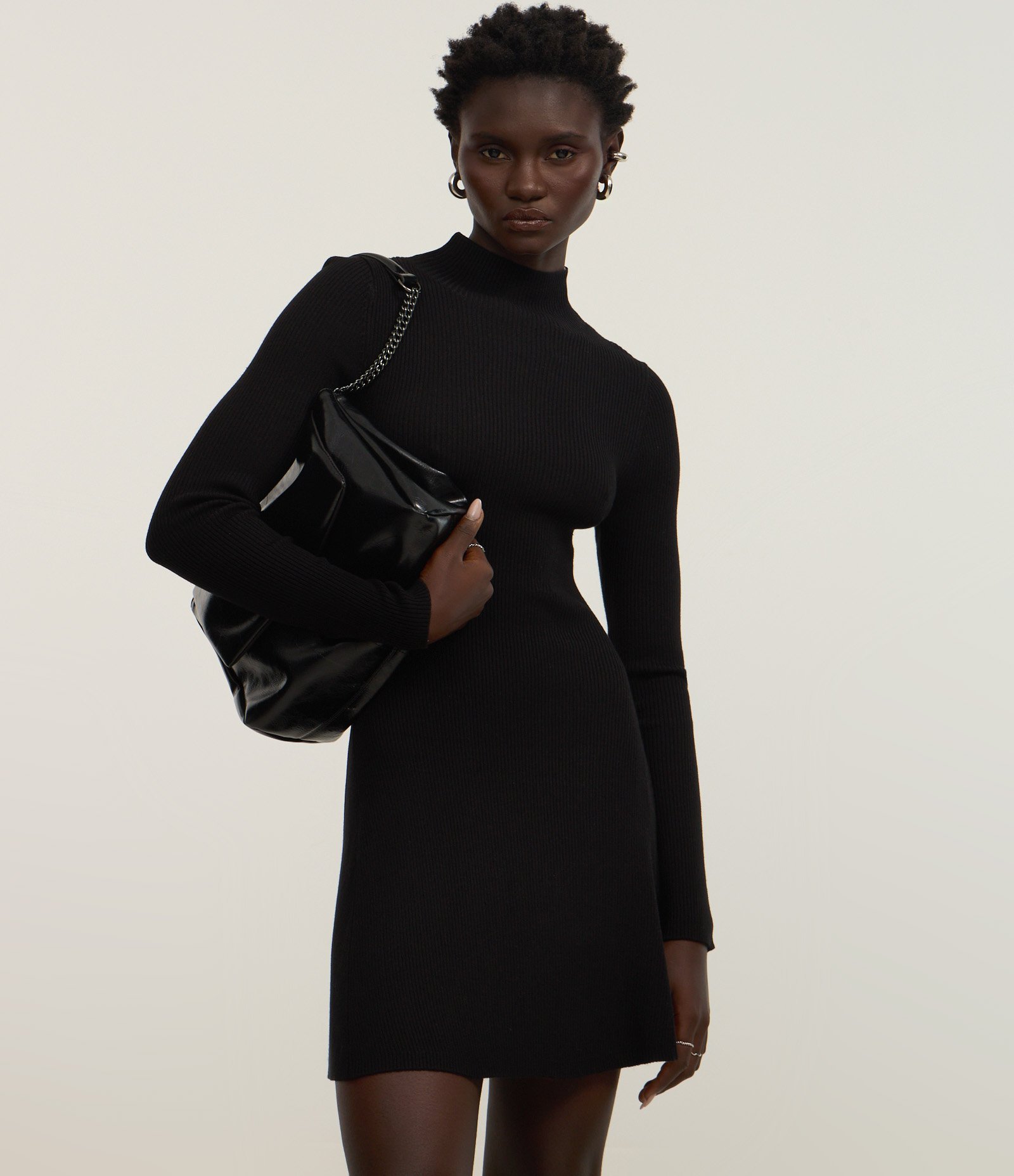 Vestido Evasê Curto em Tricô Canelado com Gola Alta Preto 2