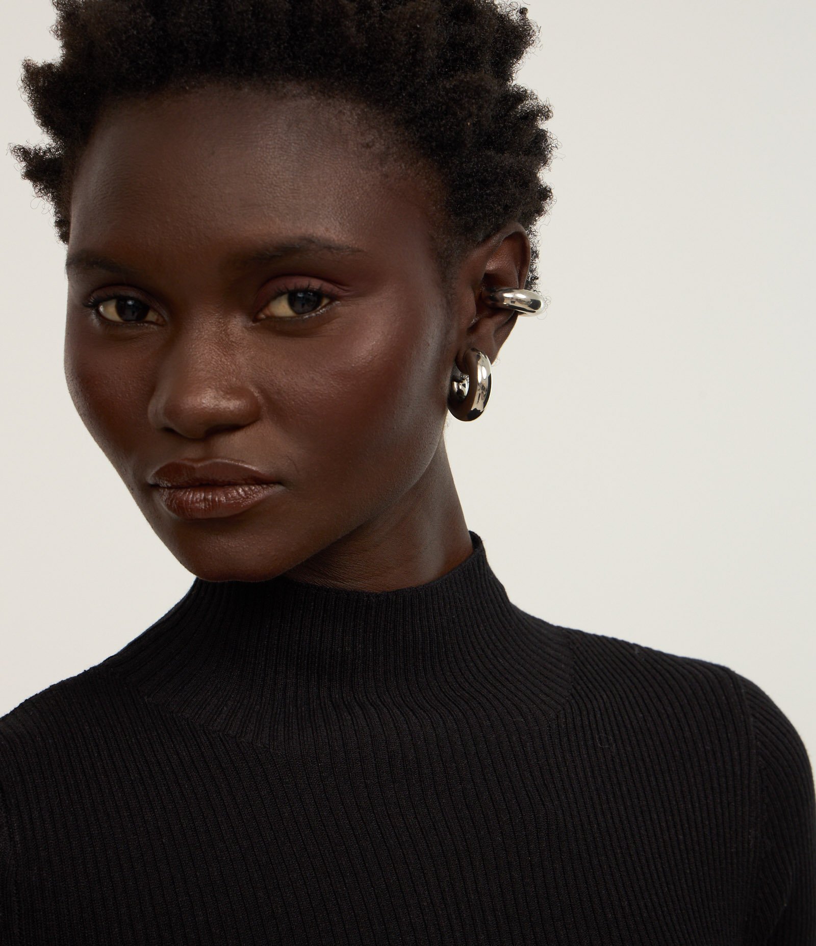 Vestido Evasê Curto em Tricô Canelado com Gola Alta Preto 3