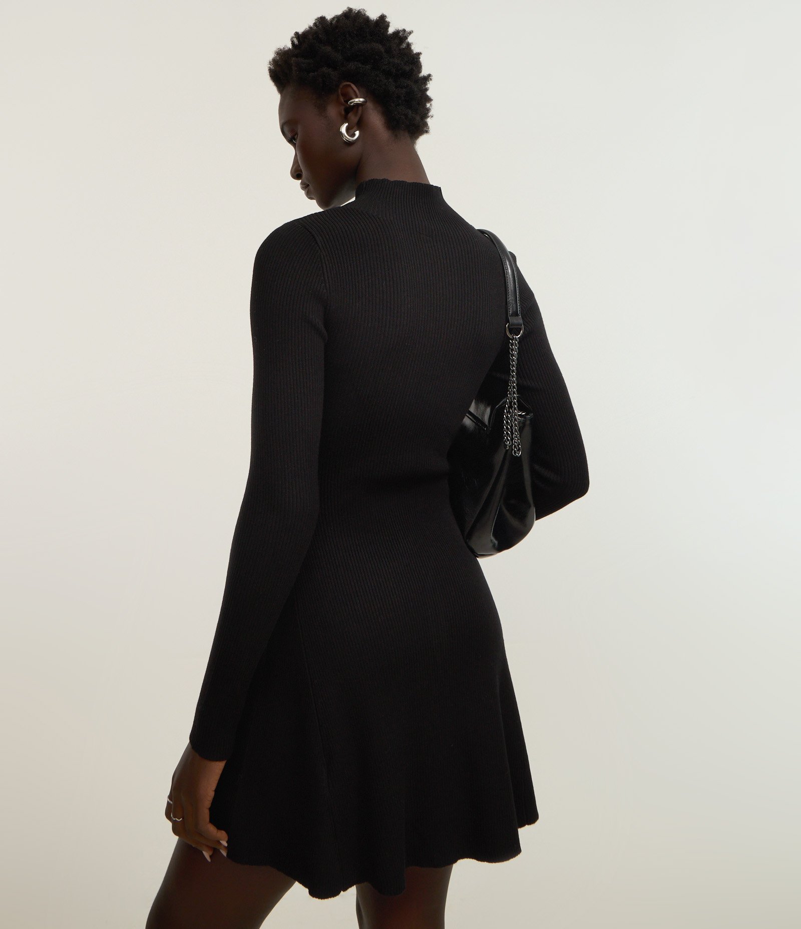 Vestido Evasê Curto em Tricô Canelado com Gola Alta Preto 4