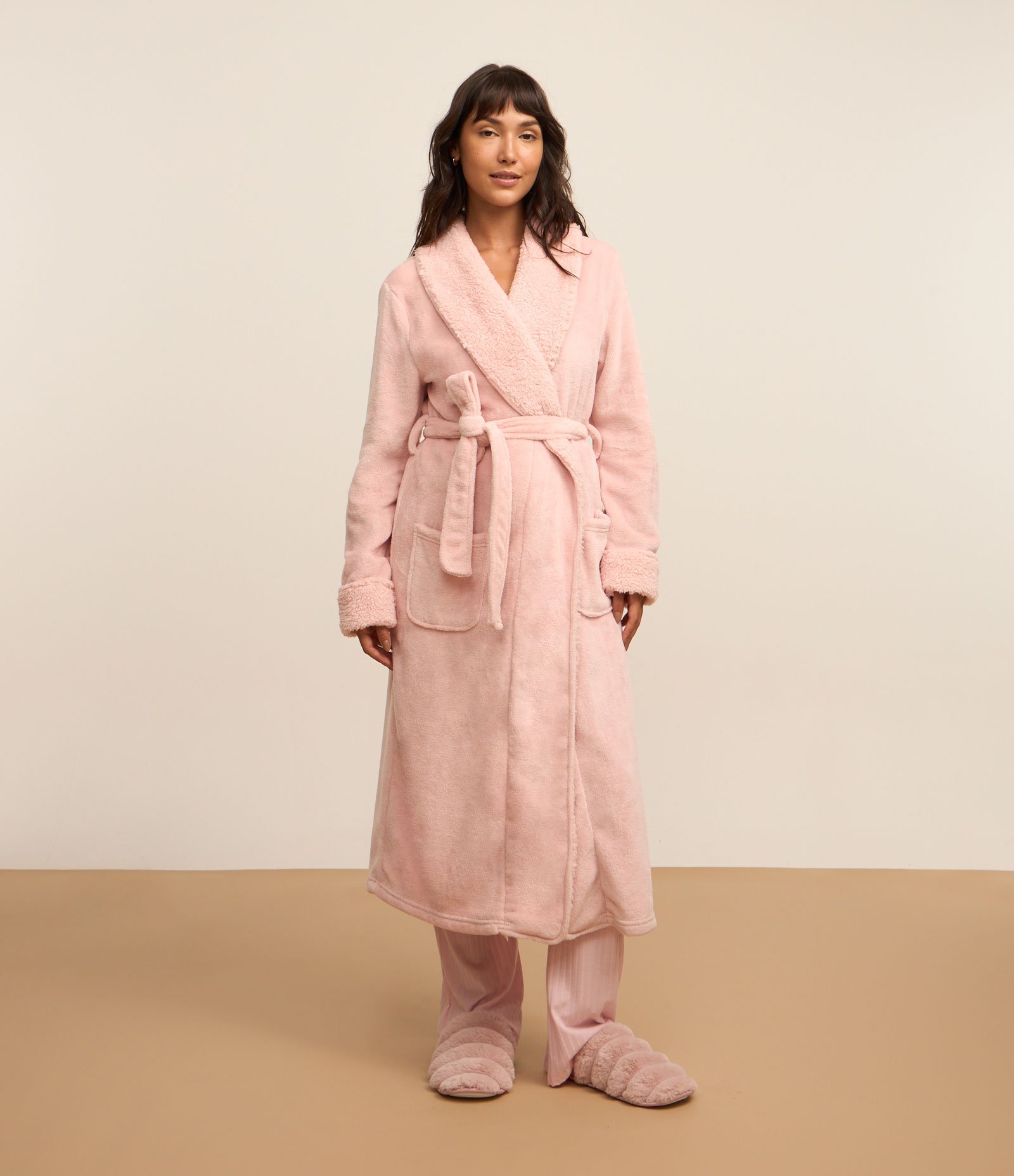 Robe Longo em Sherpa com Bolsos Rosa Claro 1