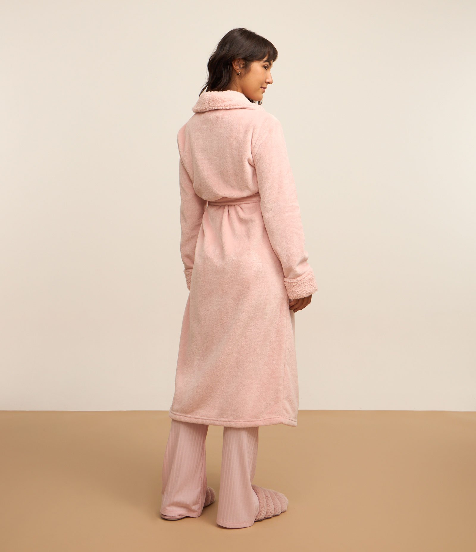 Robe Longo em Sherpa com Bolsos Rosa Claro 2