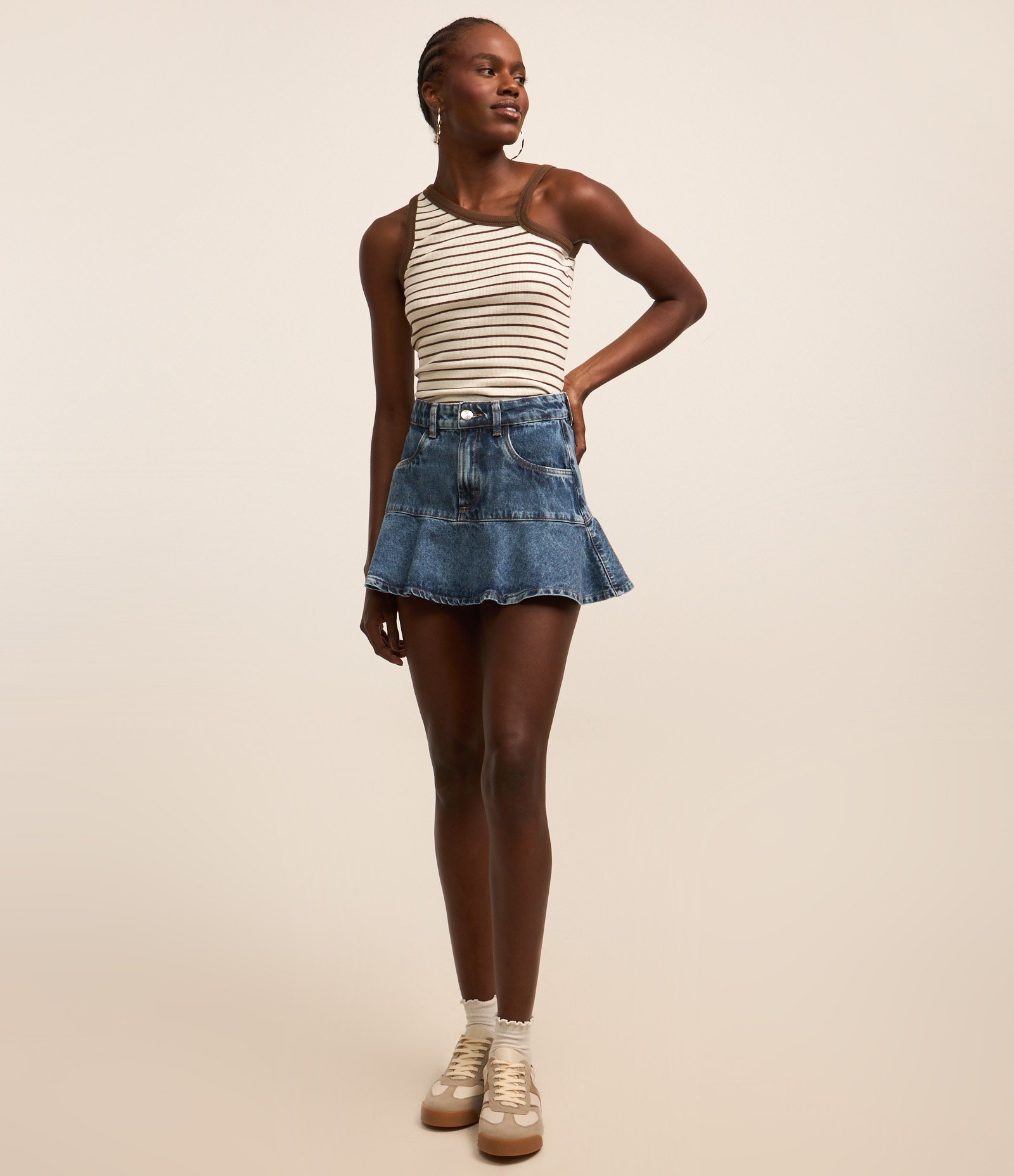 Blusa Regata em Ribana Listrada com Decote Assimétrico Marrom/Branco 2