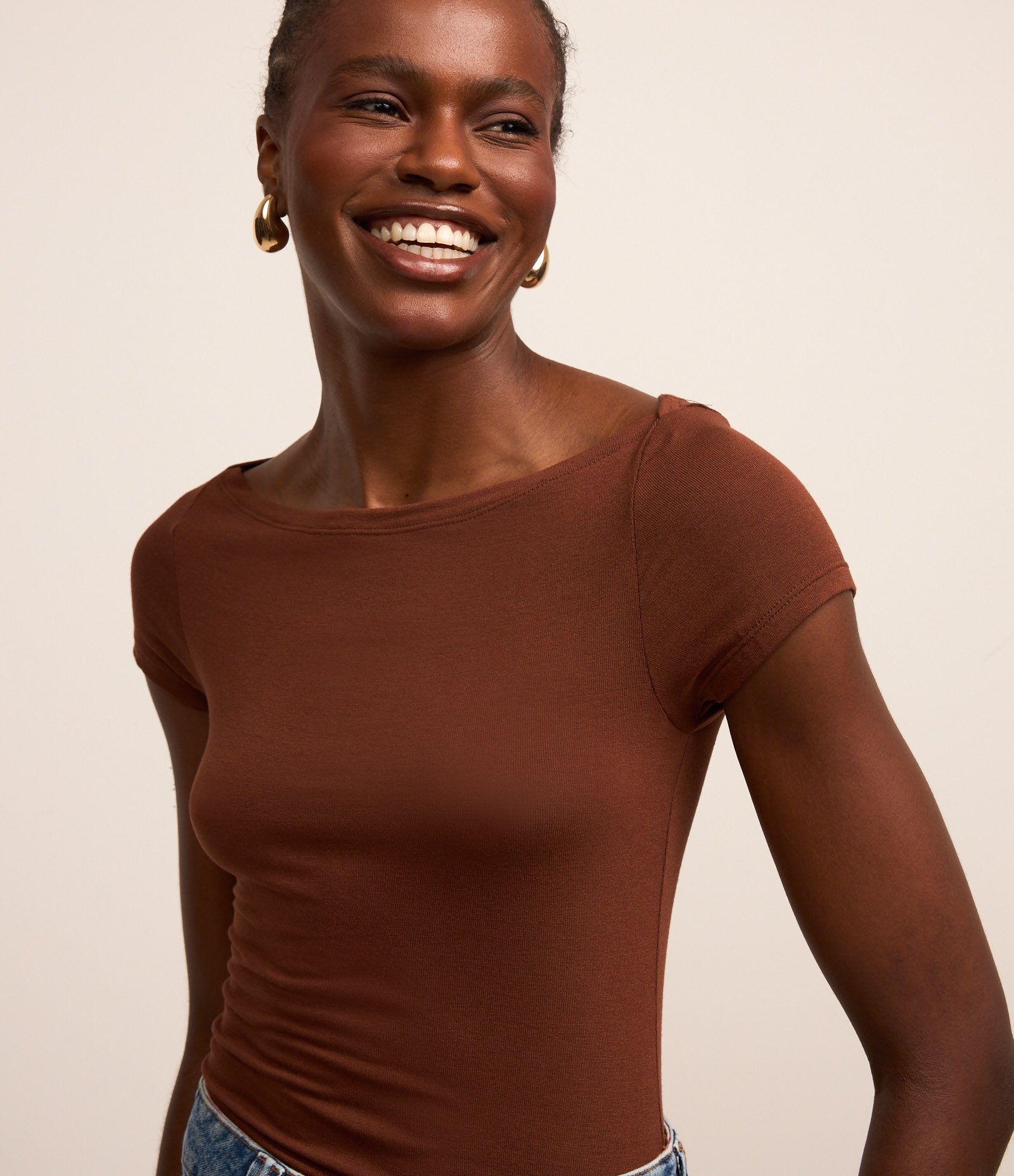 Blusa Alongada em Viscose com Decote Canoa Marrom 1