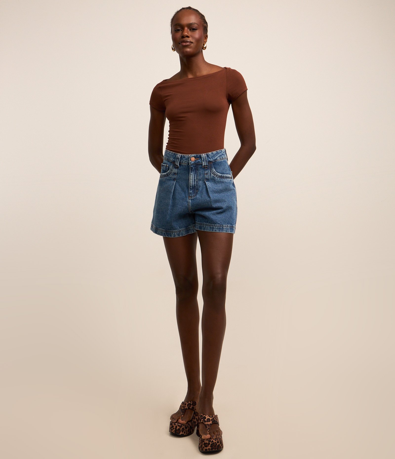 Blusa Alongada em Viscose com Decote Canoa Marrom 2