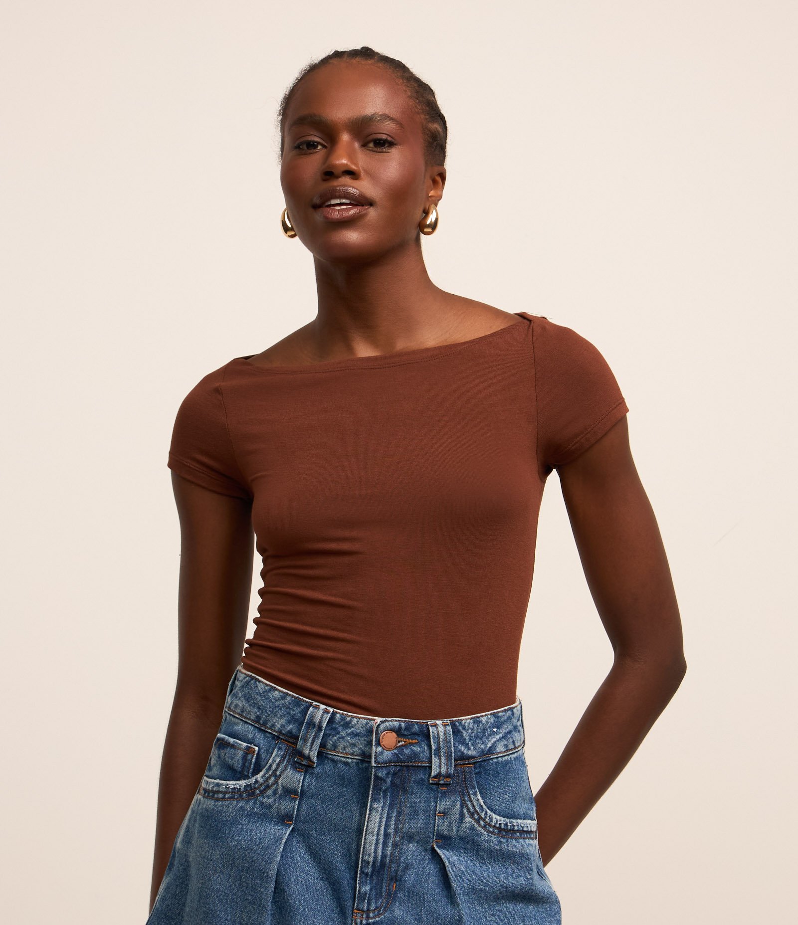 Blusa Alongada em Viscose com Decote Canoa Marrom 3