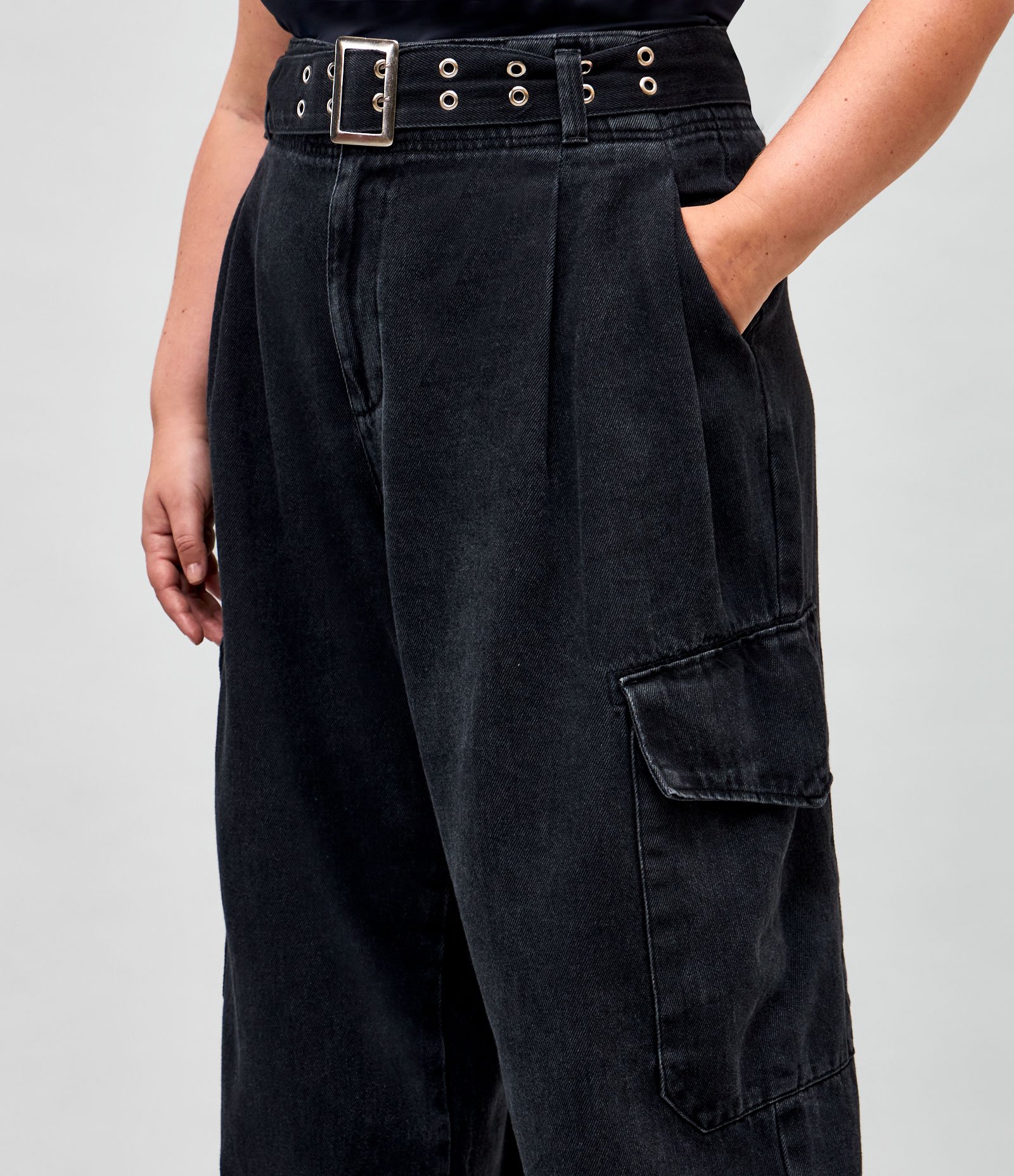 Calça Wide Leg em Jeans com Cintura Média Bolso Cargo e Cinto Curve & Plus Size Preto 4