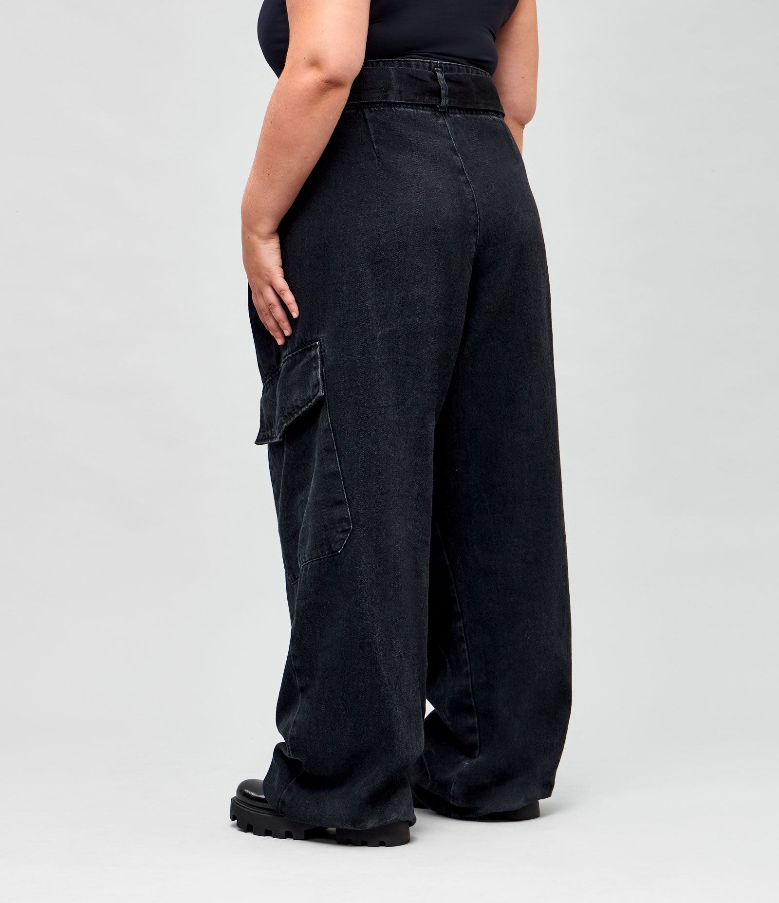 Calça Wide Leg em Jeans com Cintura Média Bolso Cargo e Cinto Curve & Plus Size Preto 5