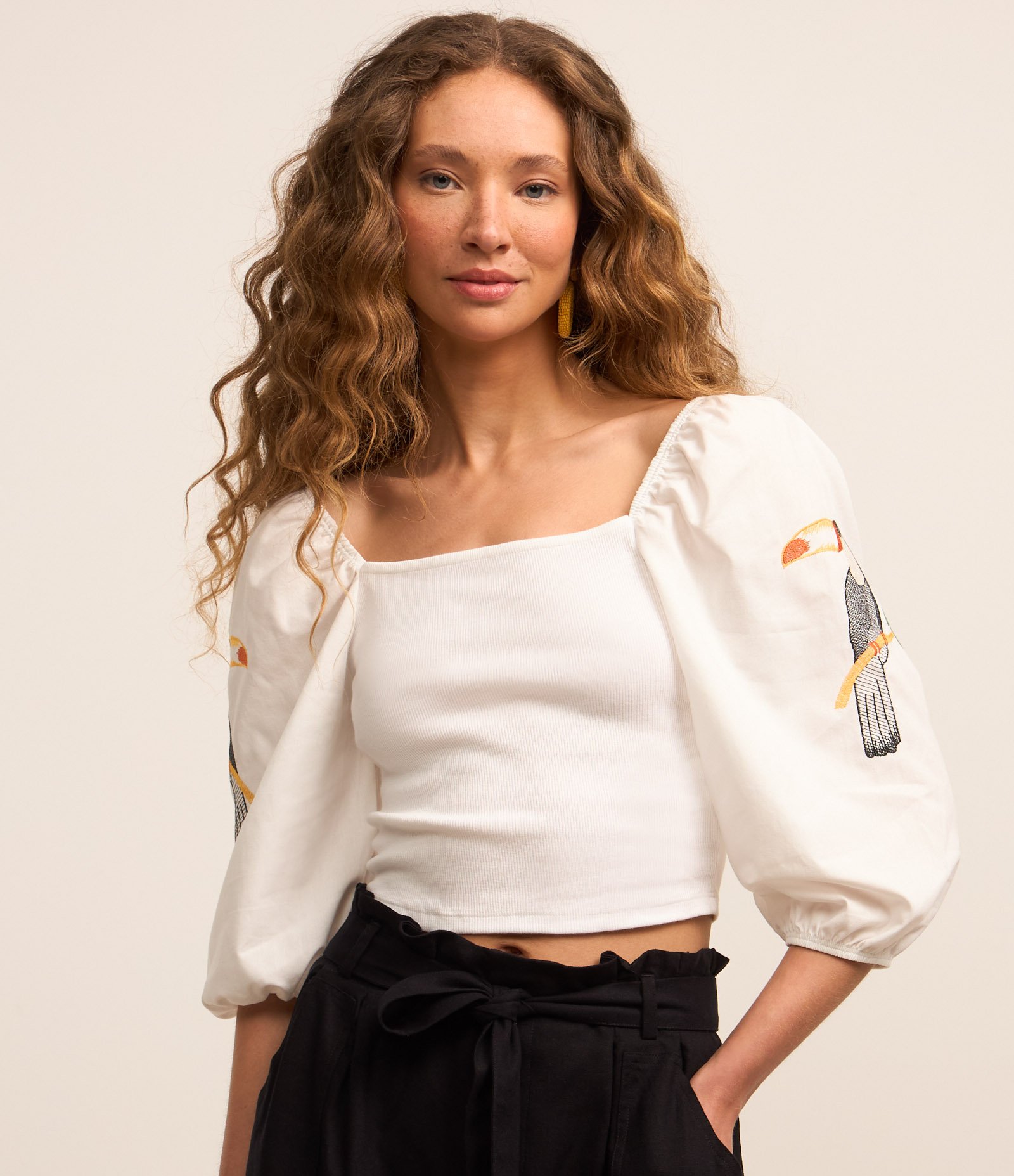 Blusa Cropped em Ribana com Manga Bufante e Bordado de Tucano Branco 3