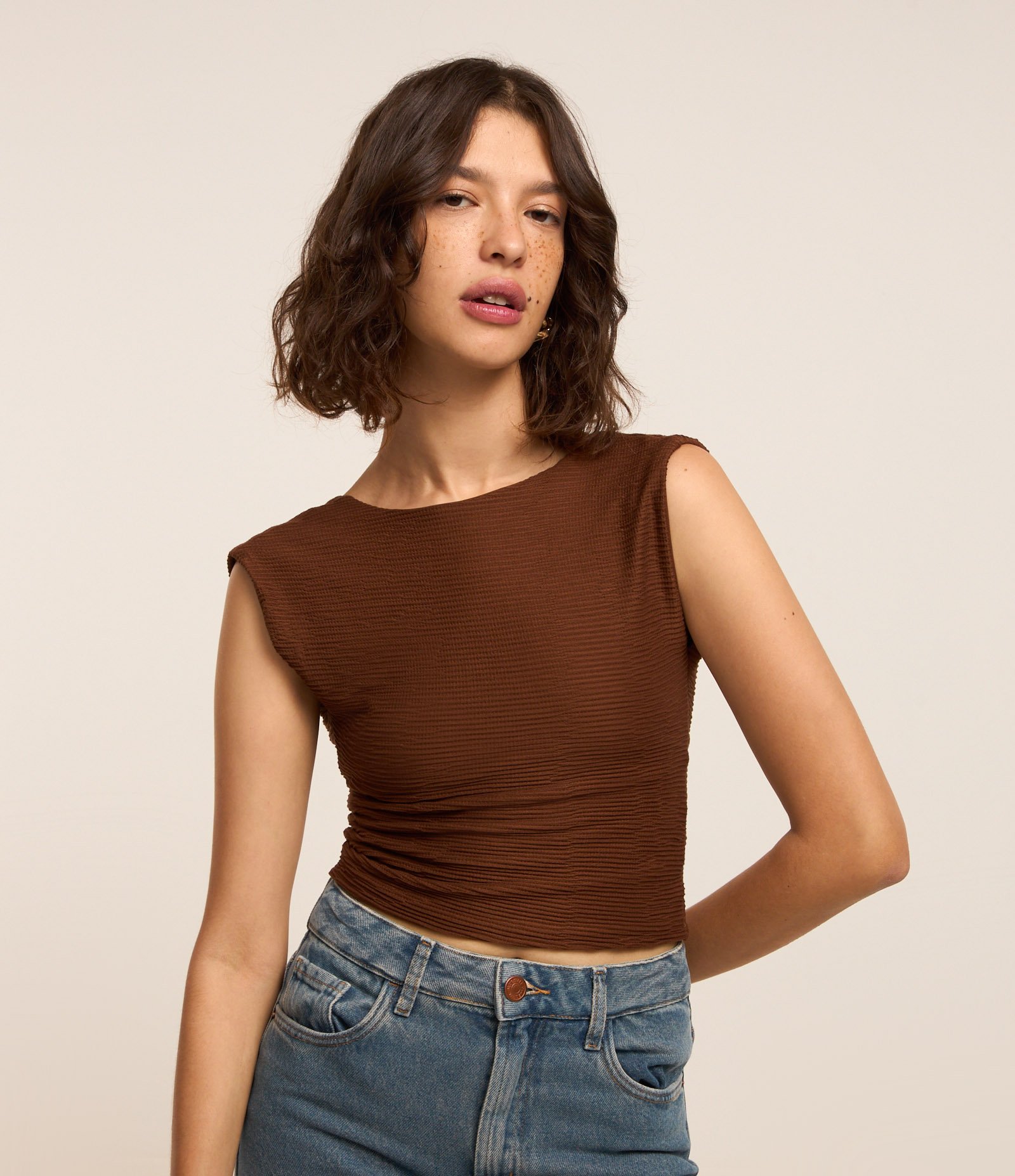 Blusa Sem Manga em Malha Texturizada com Costas Abertas Marrom 1