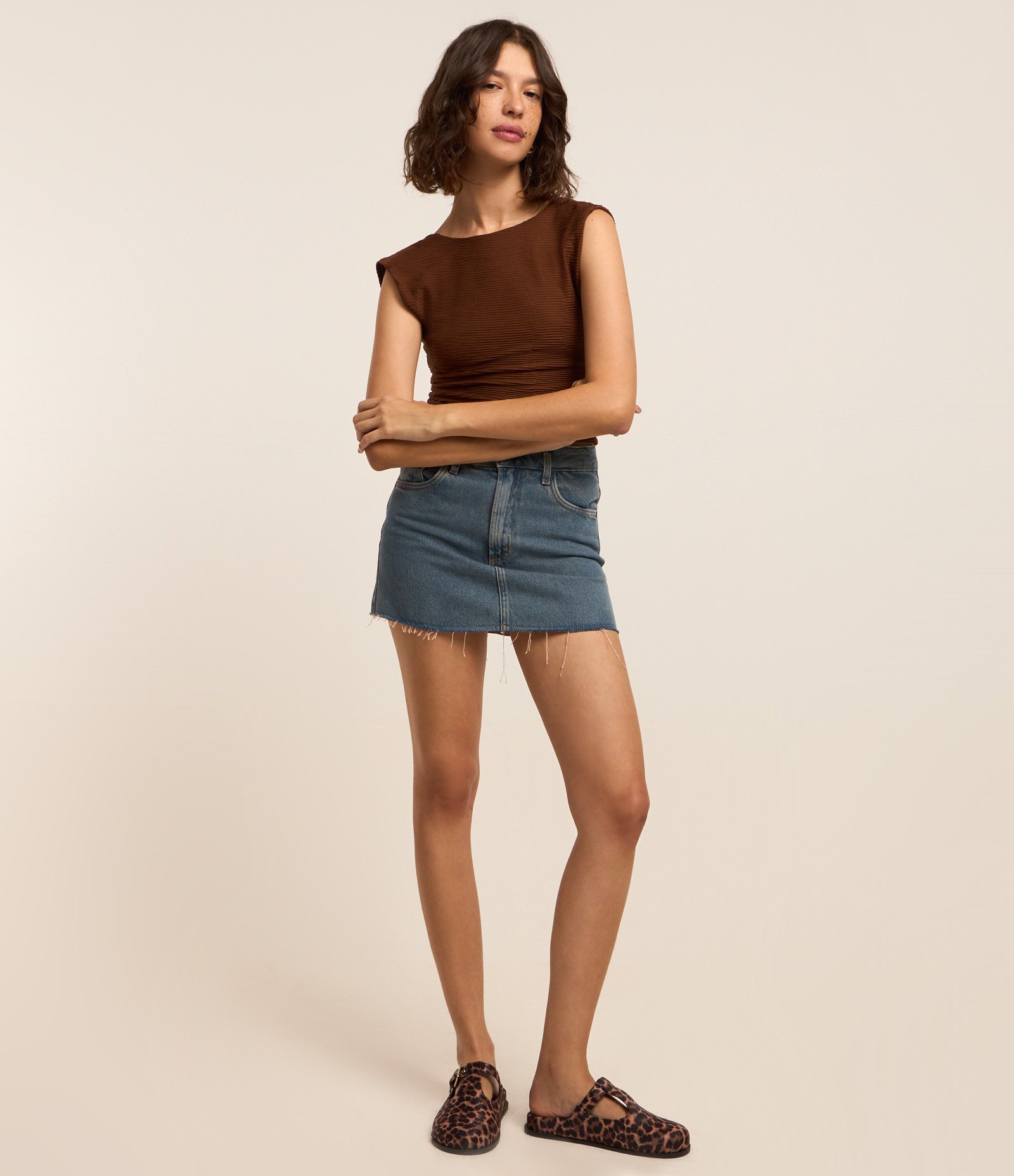 Blusa Sem Manga em Malha Texturizada com Costas Abertas Marrom 2