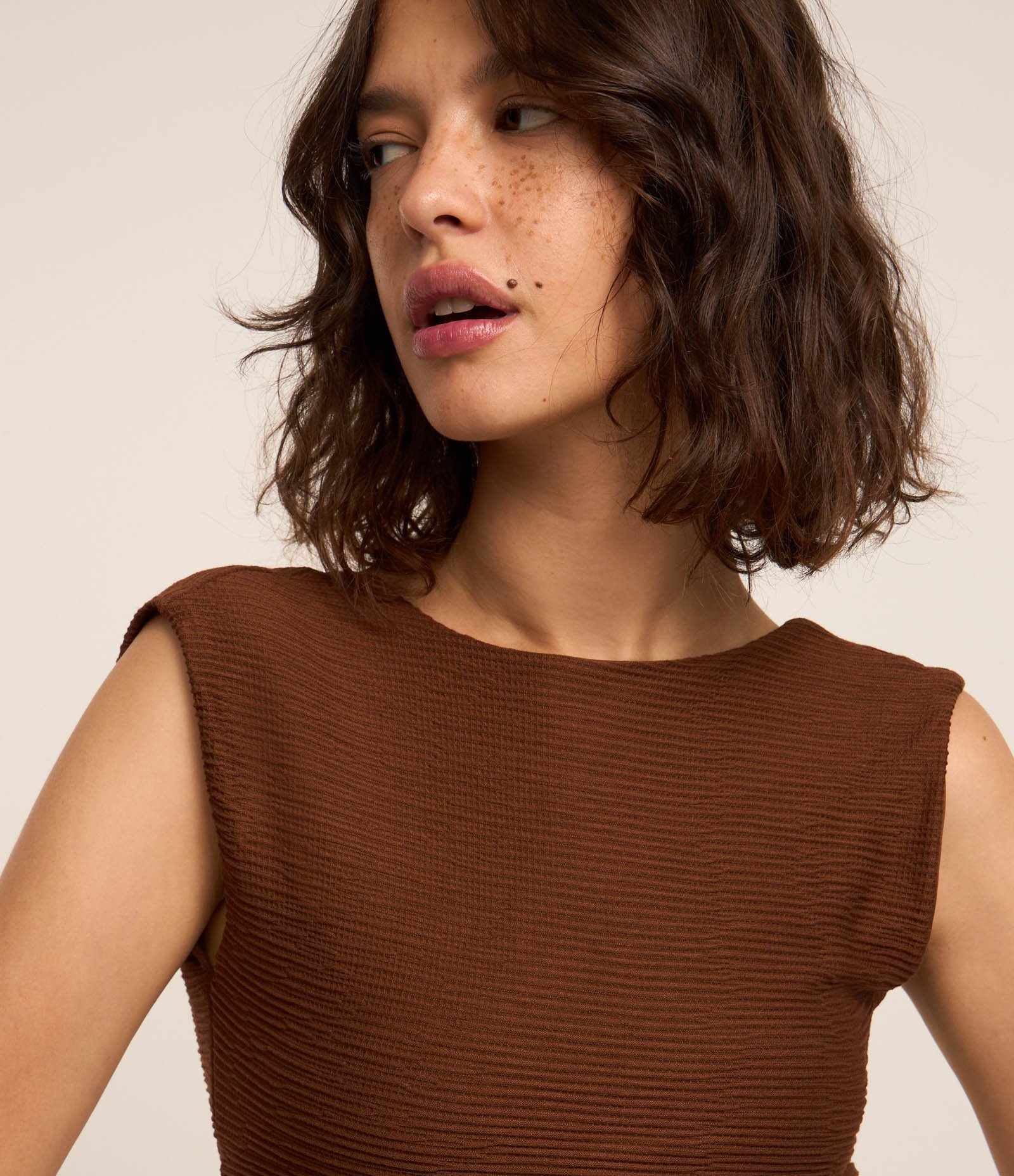 Blusa Sem Manga em Malha Texturizada com Costas Abertas Marrom 3