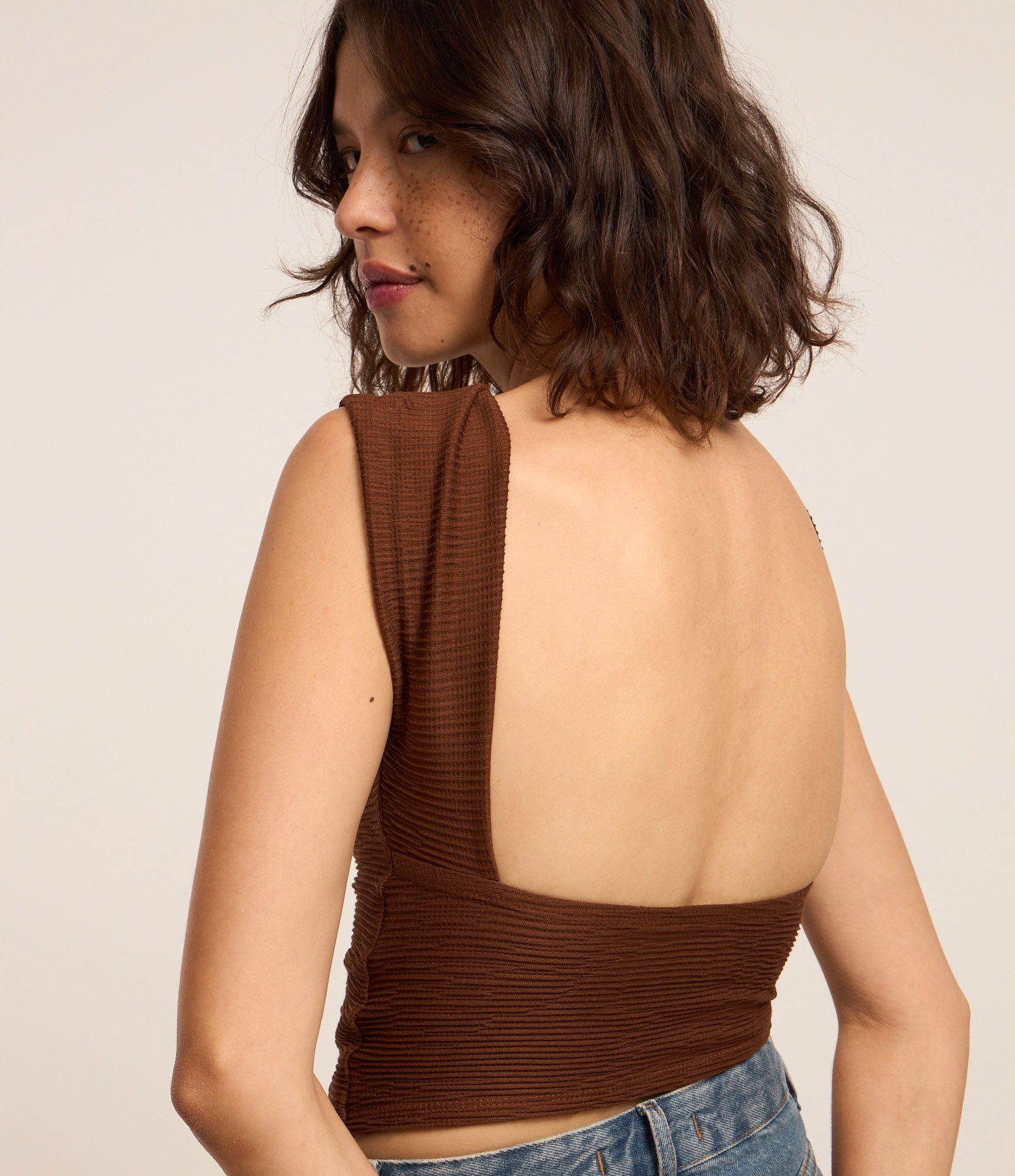 Blusa Sem Manga em Malha Texturizada com Costas Abertas Marrom 4