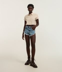 Short Curto em Jeans com Barra Desfiada