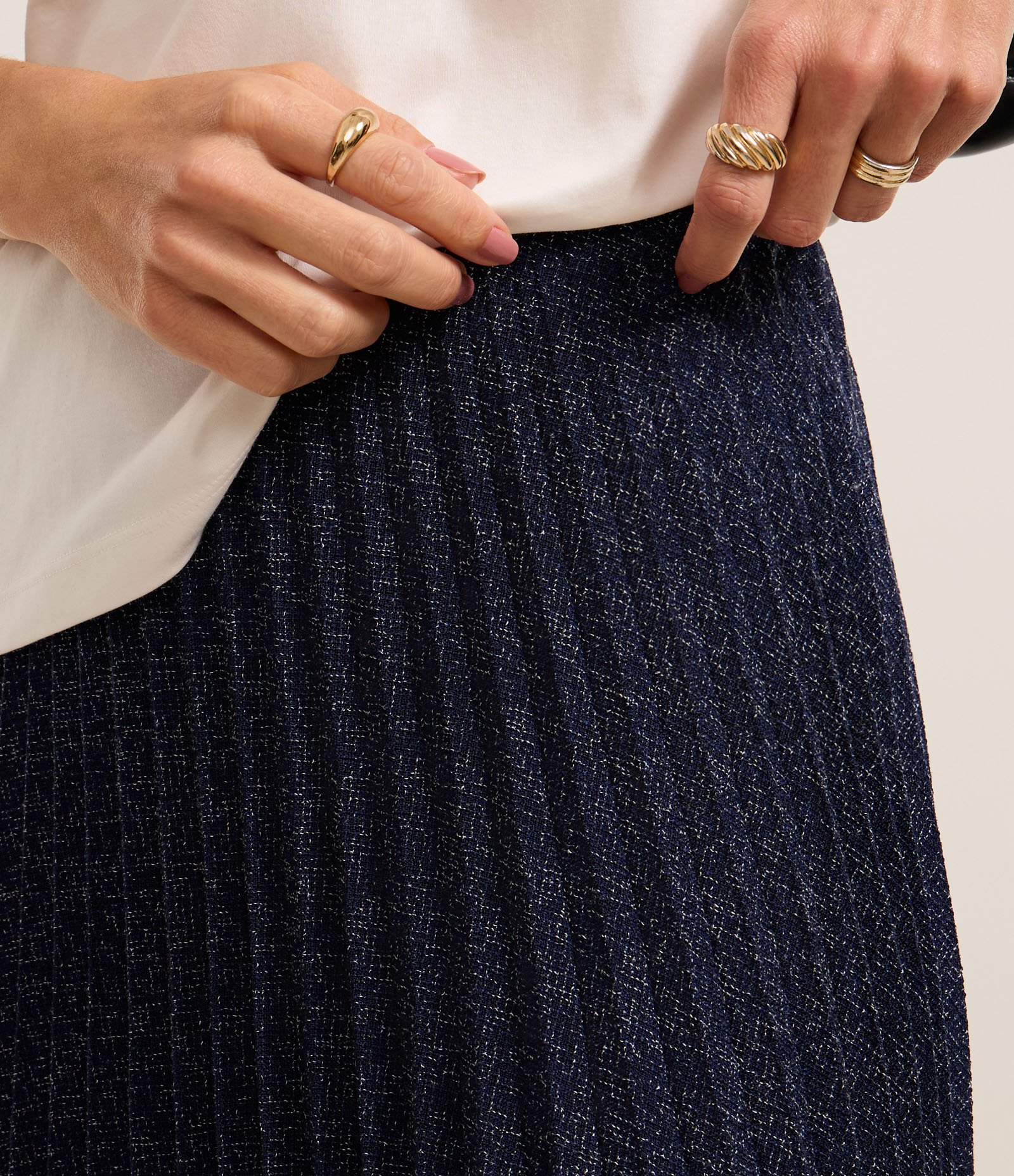 Saia Midi Alfaiatada com Textura Plissada Azul 4