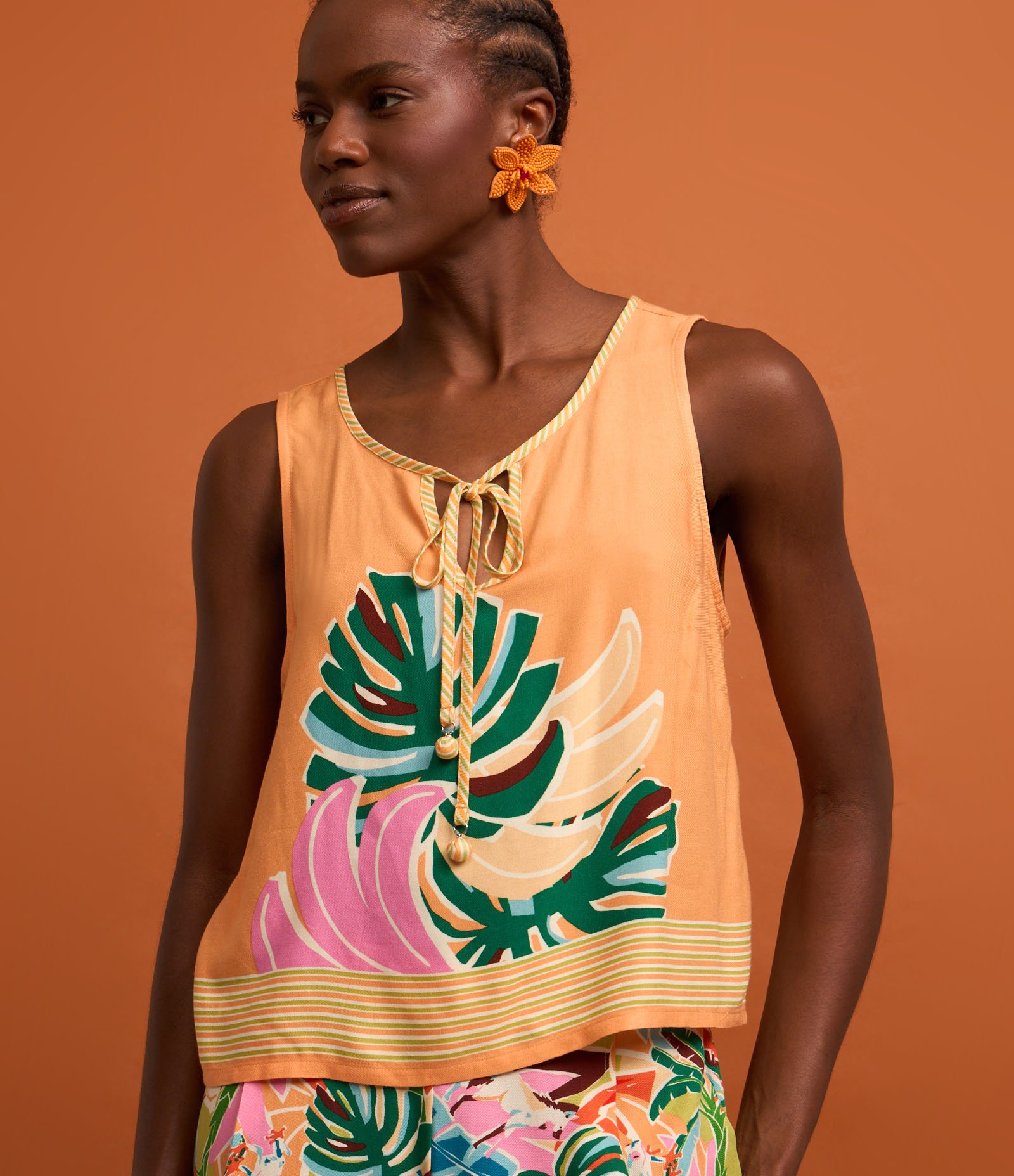 Blusa em Viscose sem Manga e Estampa de Folhagens Laranja 4