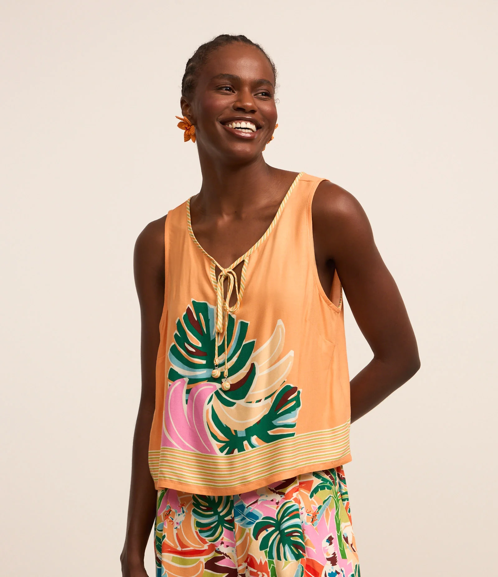 Blusa em Viscose sem Manga e Estampa de Folhagens Laranja 1