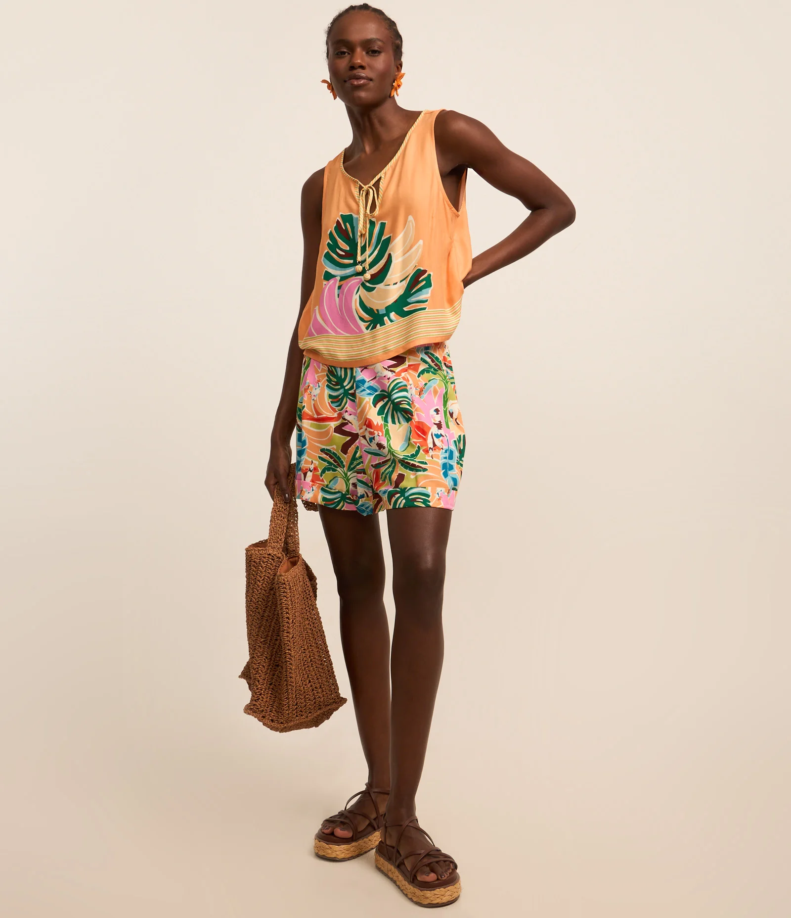 Blusa em Viscose sem Manga e Estampa de Folhagens Laranja 2