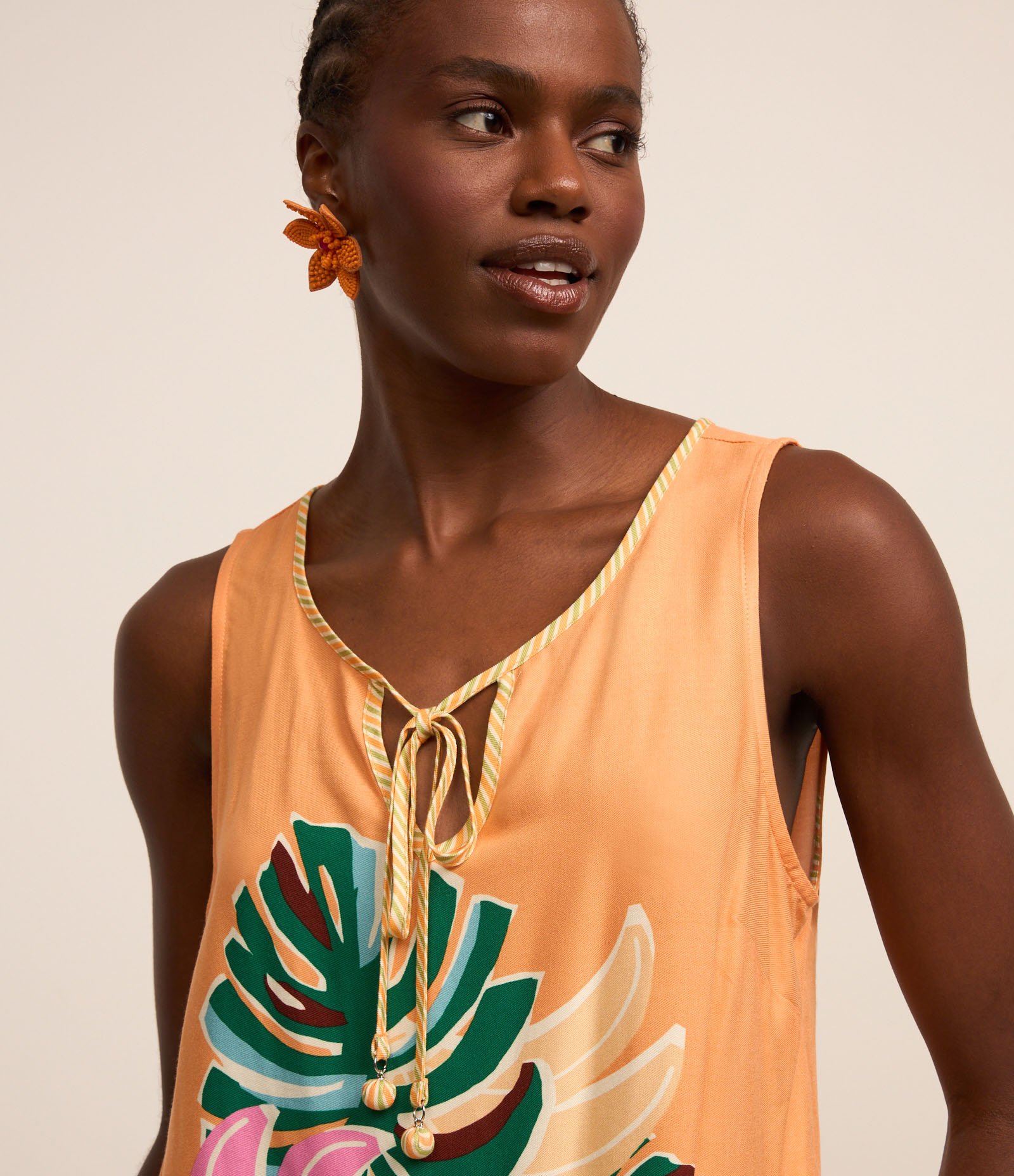 Blusa em Viscose sem Manga e Estampa de Folhagens Laranja 3