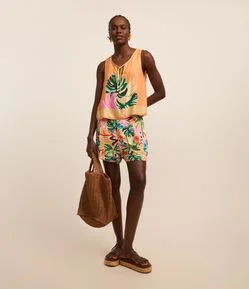 Short Curto em Twill com Estampa de Folhagens