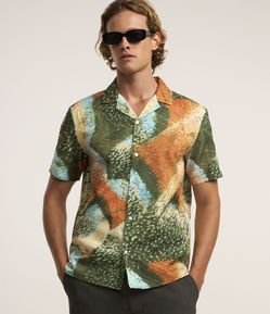 Camisa Comfort com Textura e Estampa de Penas de Pavão