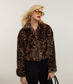 Jaqueta Cropped Pesada com Pelinhos e Estampa Animal Print Onça