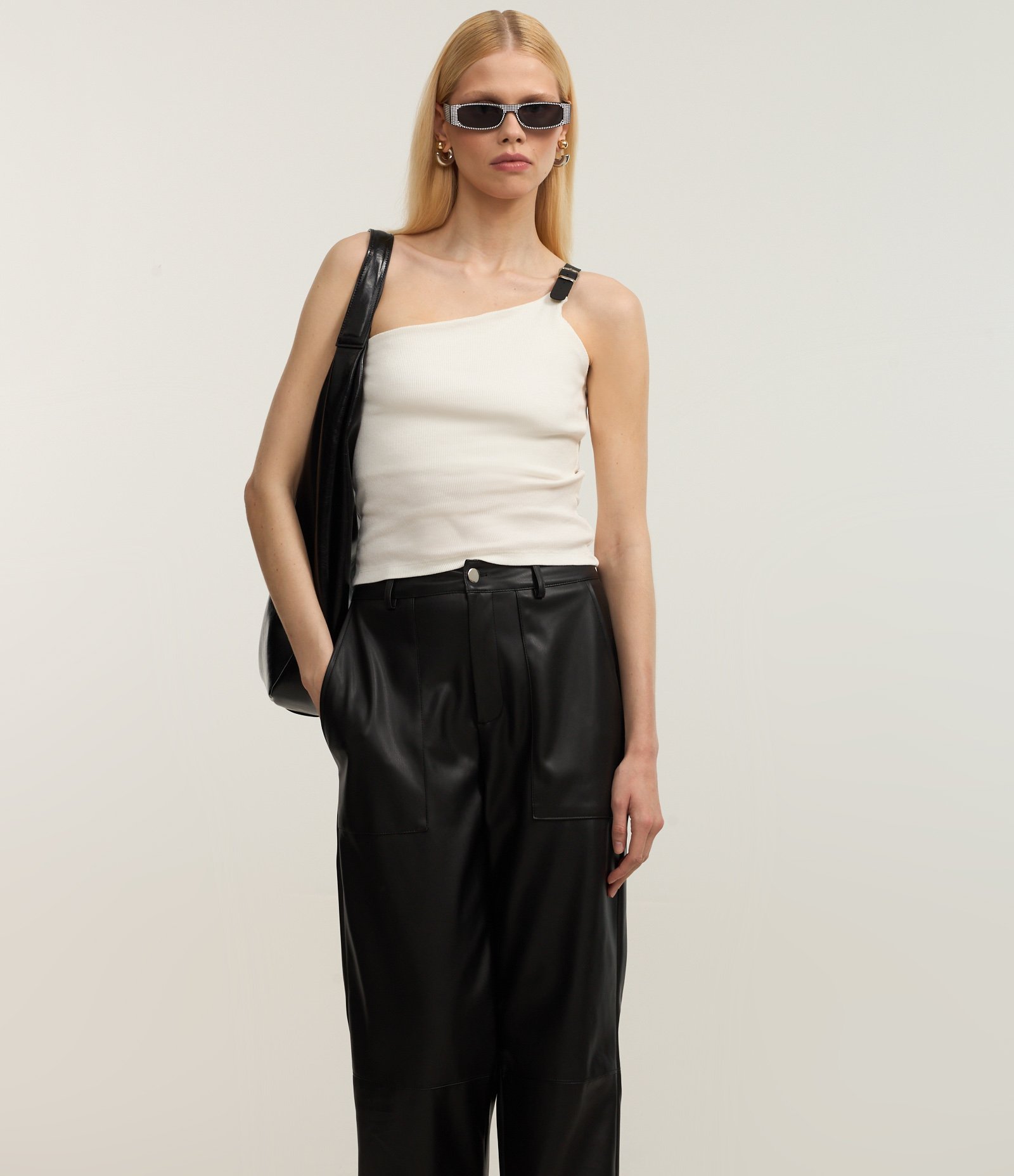 Calça Reta em Pu com Bolsos Grandes Preto 3