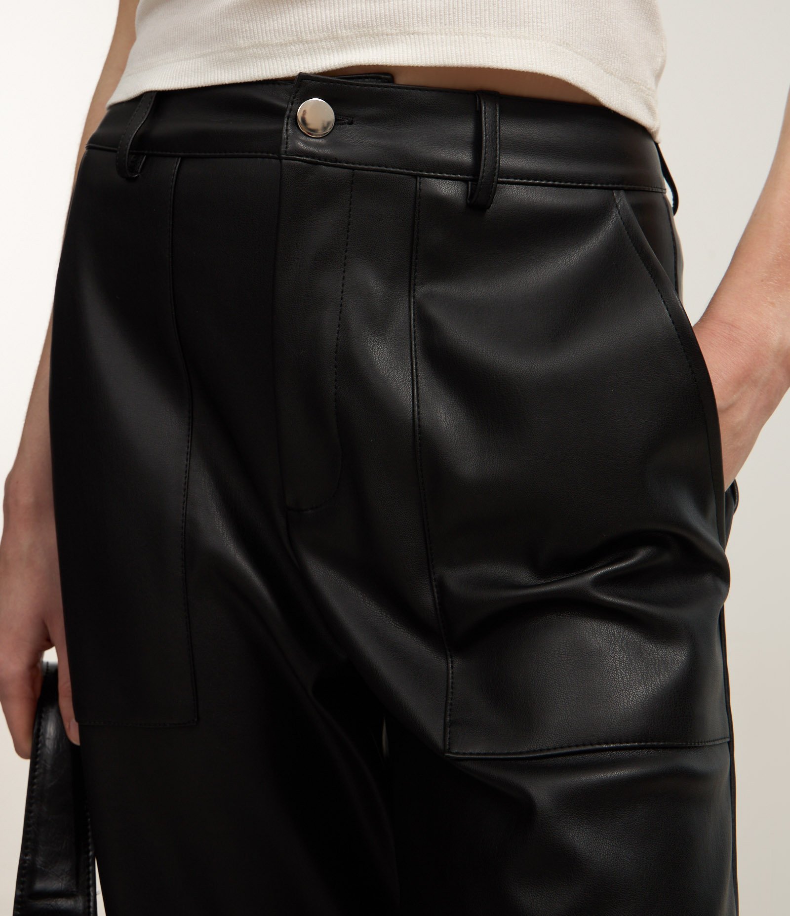 Calça Reta em Pu com Bolsos Grandes Preto 5