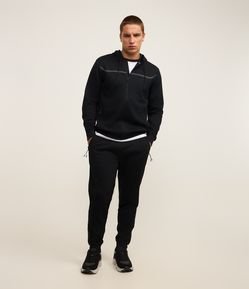 Calça Esportiva em Tecido Texturizado com Zíper nos Bolsos