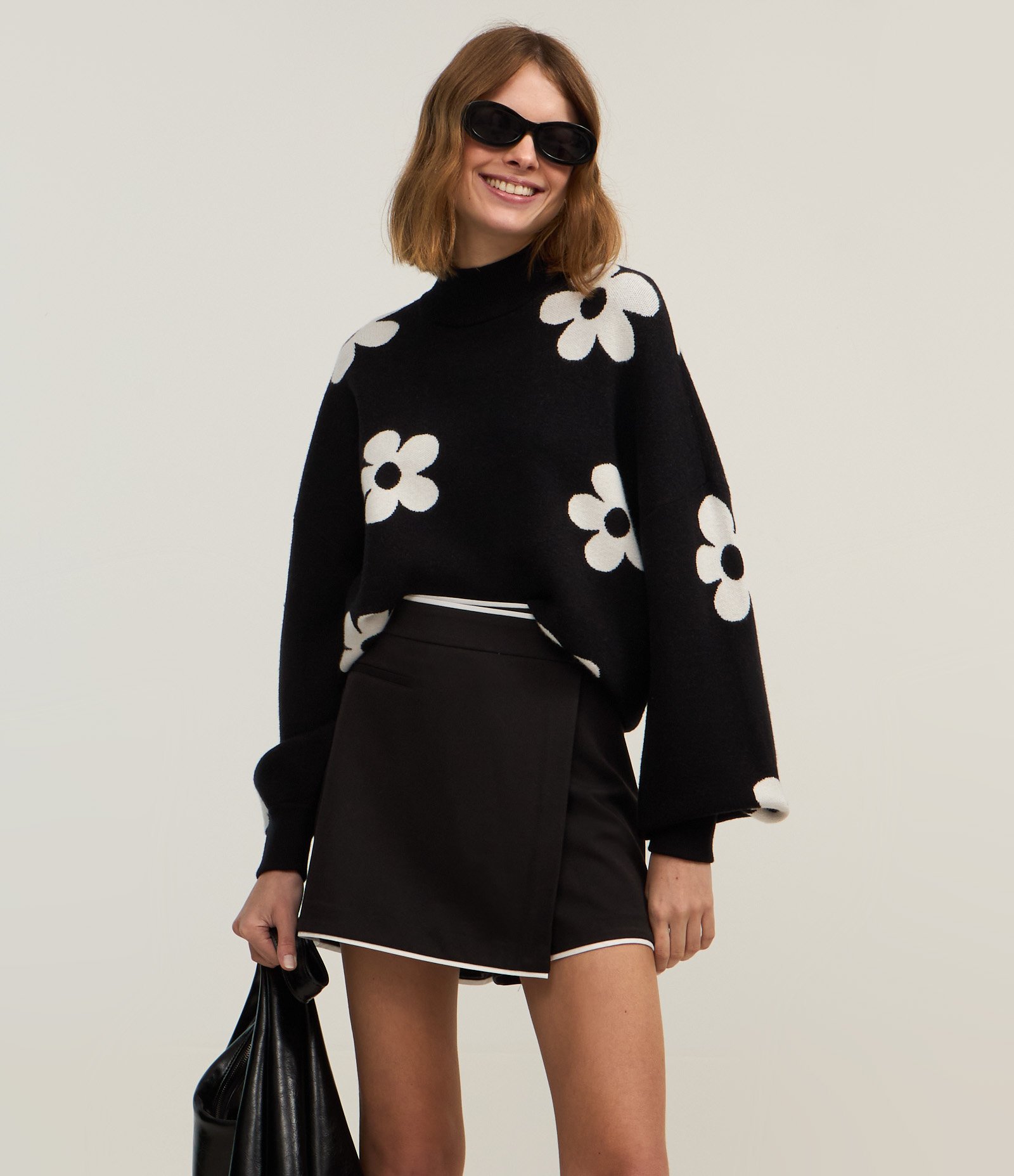 Short Saia em Alfaiataria com Pipping Contrastante Preto 2