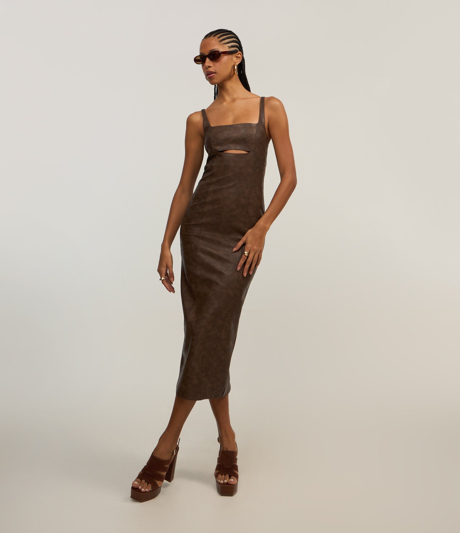 Vestido New Midi em Pu com Abertura Abaixo do Busto Marrom 1