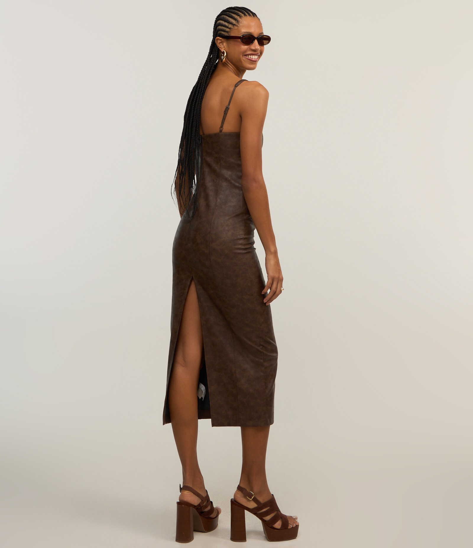 Vestido New Midi em Pu com Abertura Abaixo do Busto Marrom 3