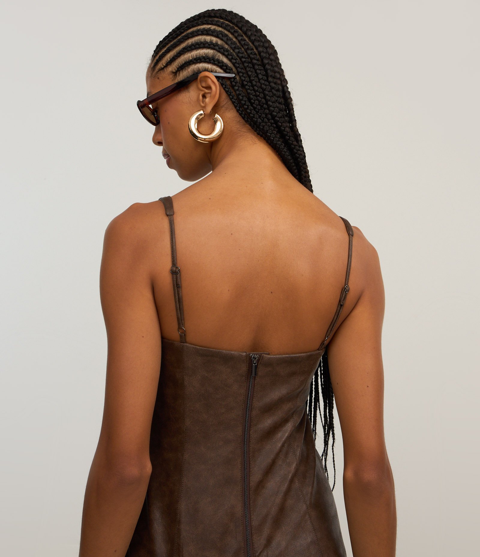 Vestido New Midi em Pu com Abertura Abaixo do Busto Marrom 4