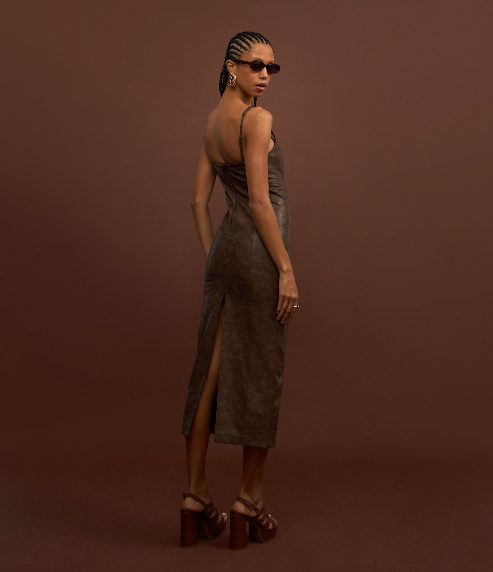 Vestido New Midi em Pu com Abertura Abaixo do Busto Marrom 5