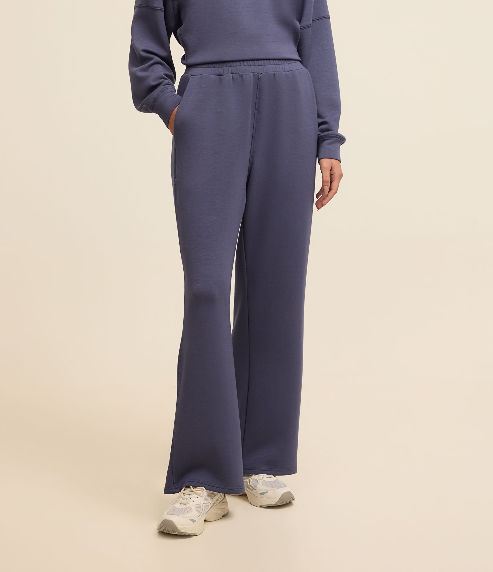 Calça Reta em Microfibra com Cós Elástico 2