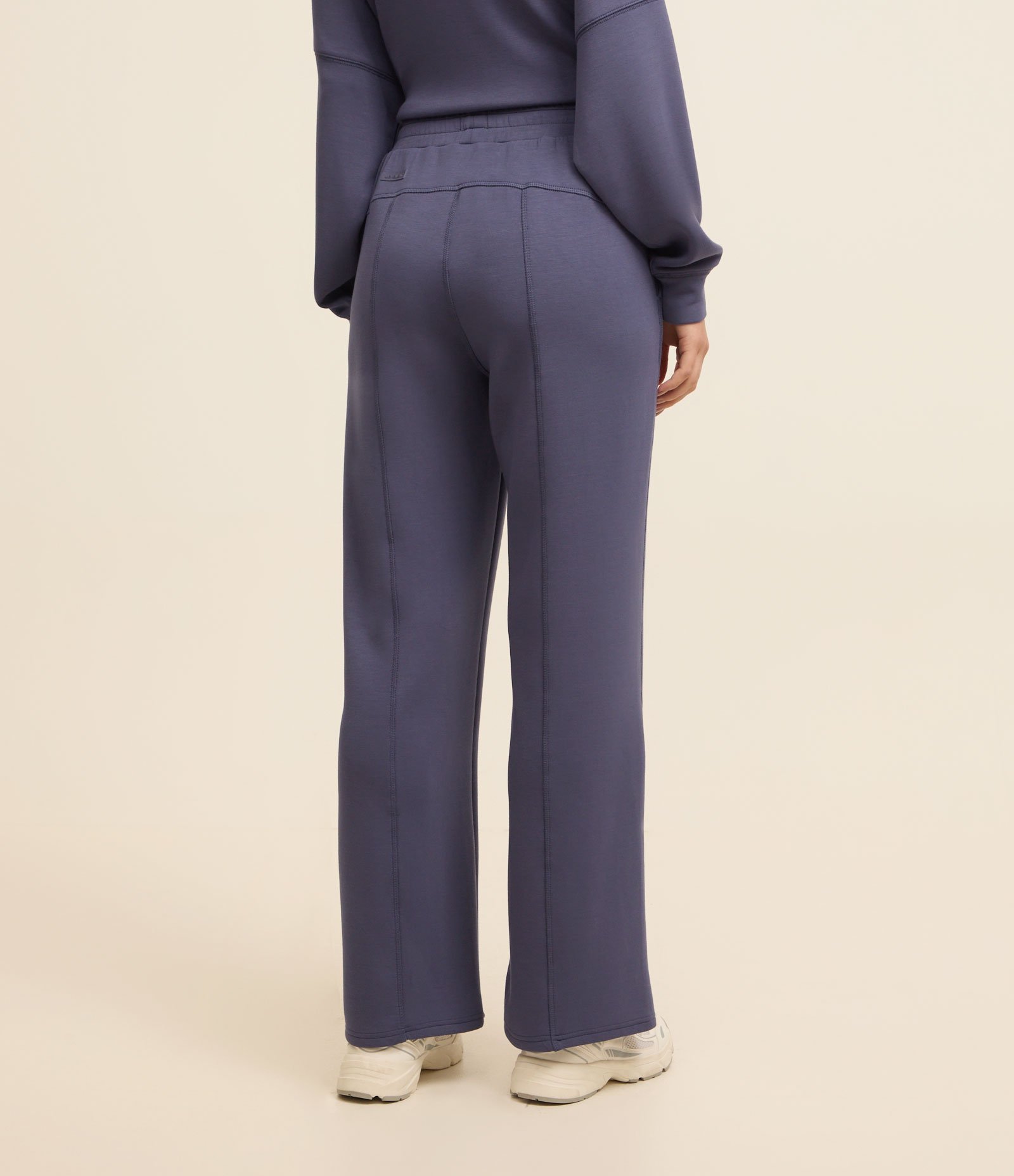 Calça Reta em Microfibra com Cós Elástico 3