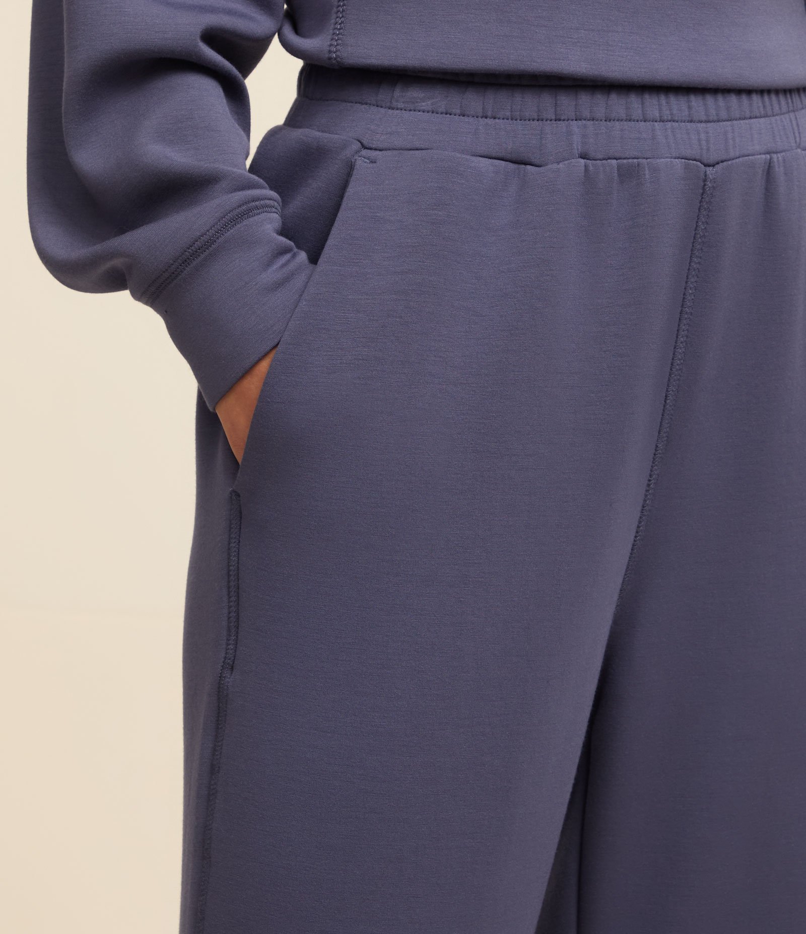 Calça Reta em Microfibra com Cós Elástico 4