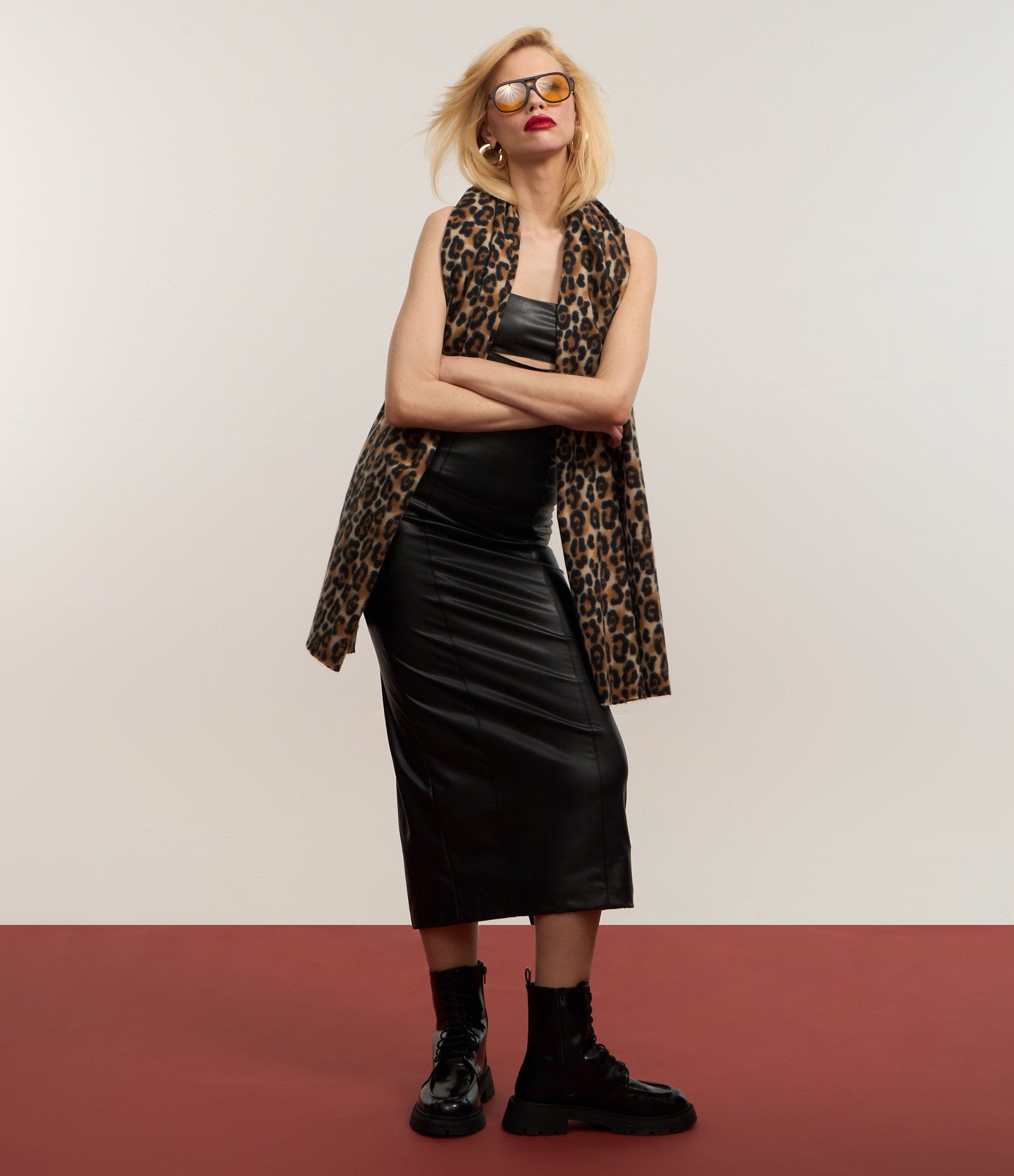 Vestido New Midi em Pu com Recorte Vazado e Fenda Preto 7