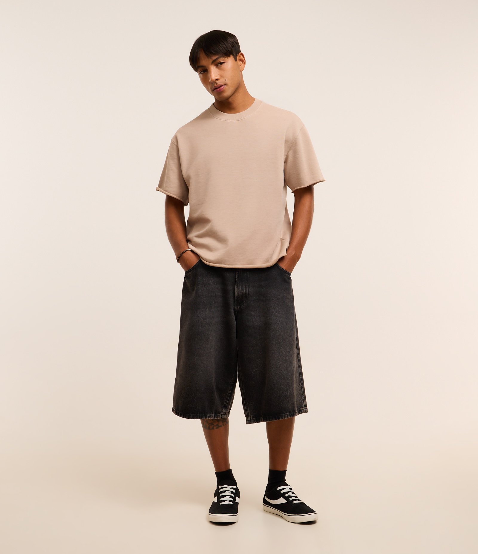 Camiseta Boxy em Moletinho com Barra Cortada a Fio Bege 2