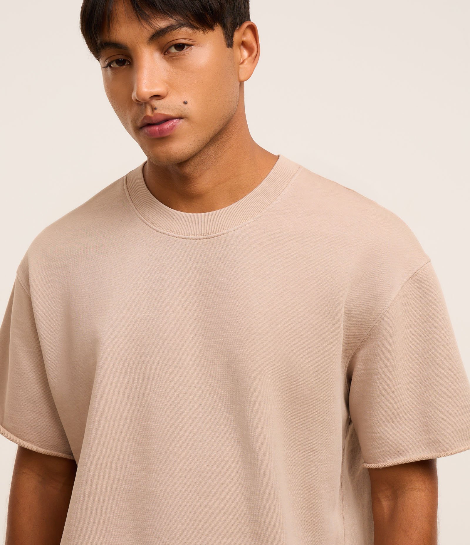 Camiseta Boxy em Moletinho com Barra Cortada a Fio Bege 4
